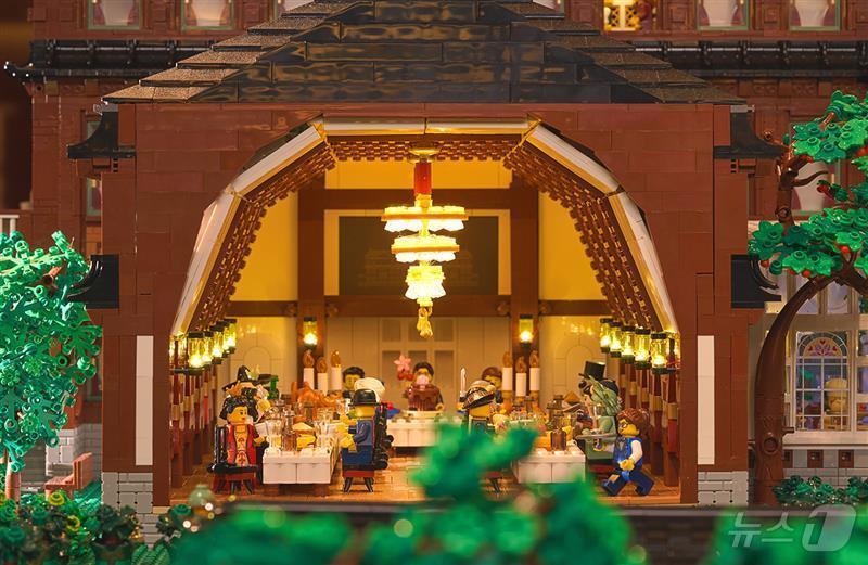 본문 이미지 - 그랜드 조선 부산 '헤리티지 조선호텔로 시간여행 레고 특별전' 작품(그랜드 조선 부산 제공)