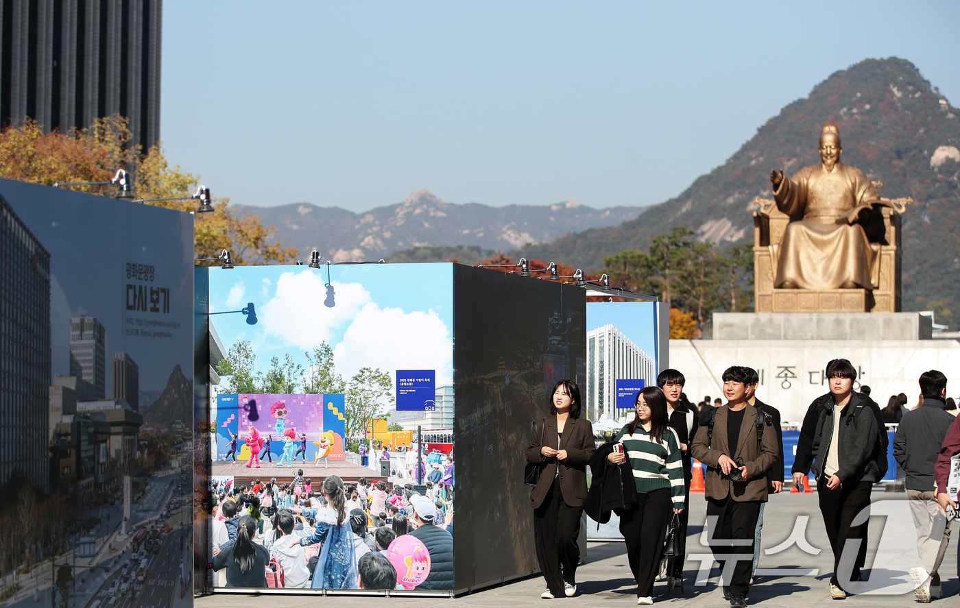 (서울=뉴스1) 오대일 기자 = 7일 오후 서울 광화문 광장을 찾은 시민들이 '광화문광장 다시 보기' 전시를 관람하고 있다. 광화문광장 재개장과 월드컵 거리응원 등 광화문광장의 역 …