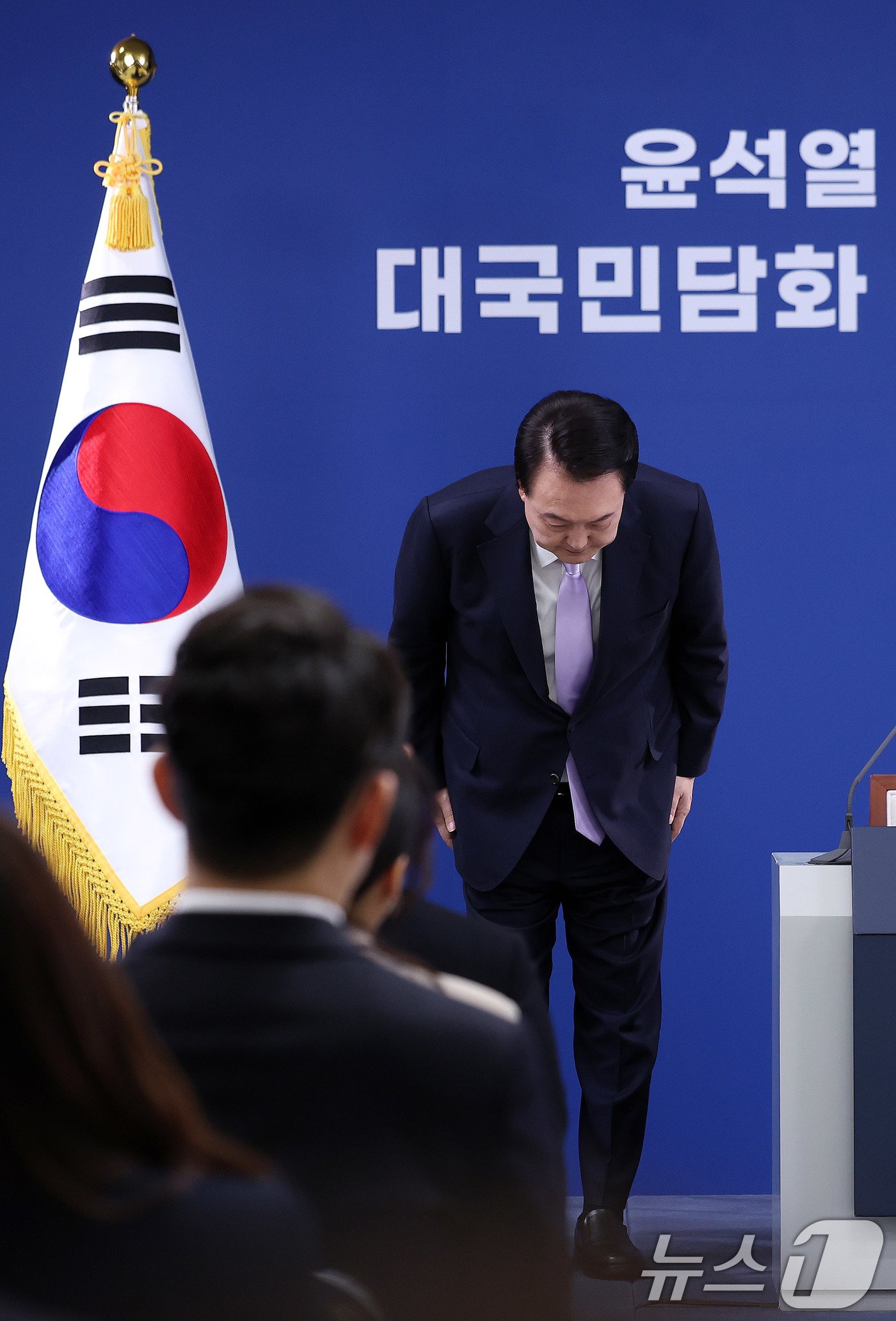 본문 이미지 - 윤석열 대통령이 7일 서울 용산 대통령실 청사 브리핑실에서 대국민 담화 중 국민들에게 고개숙여 사과하고 있다. 2024.11.7/뉴스1 ⓒ News1 박지혜 기자