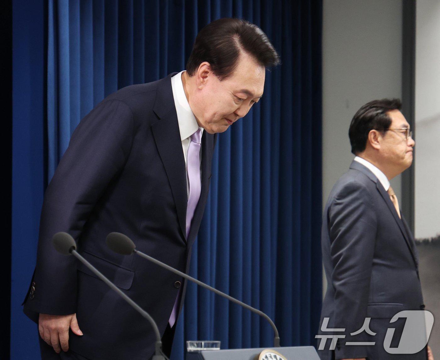 본문 이미지 - 윤석열 대통령이 7일 서울 용산 대통령실 청사 브리핑실에서 열린 대국민담화 및 기자회견에 참석하며 인사를 하고 있다. 2024.11.7/뉴스1 ⓒ News1 송원영 기자