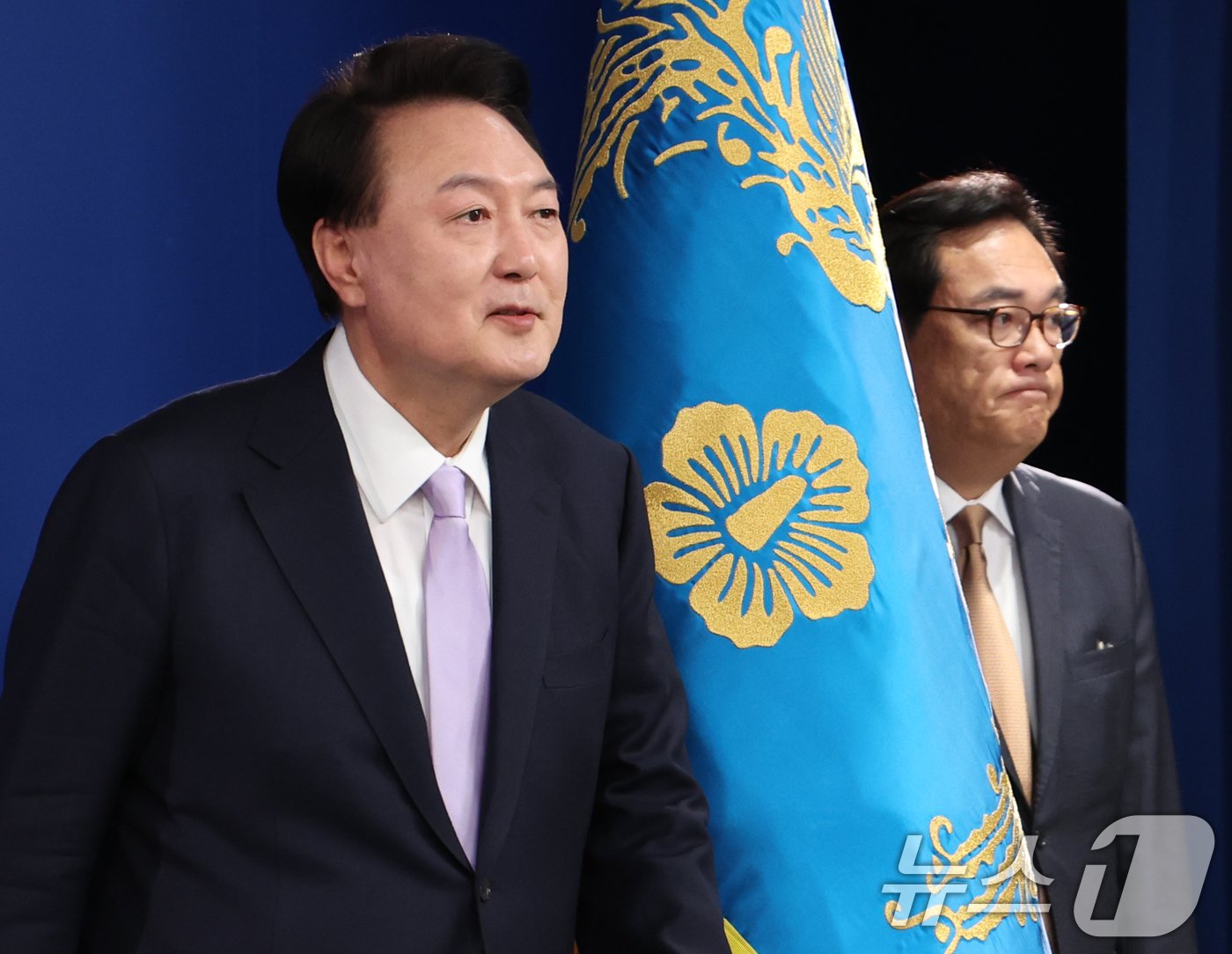 본문 이미지 - 윤석열 대통령이 2024년 11월 7일 서울 용산 대통령실 청사 브리핑실에서 열린 대국민담화 및 기자회견에 정진석 대통령실 비서실장과 함께 참석하고 있다. 2024.11.7/뉴스1 ⓒ News1 송원영 기자