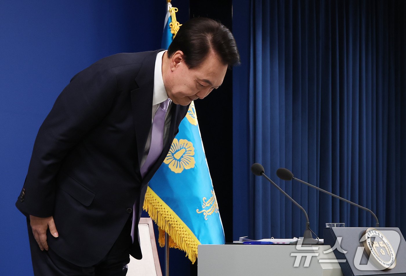본문 이미지 - 윤석열 대통령이 7일 서울 용산 대통령실 청사 브리핑실에서 열린 대국민담화 및 기자회견에 앞서 사과하며 고개를 숙이고 있다. 2024.11.7/뉴스1 ⓒ News1 송원영 기자