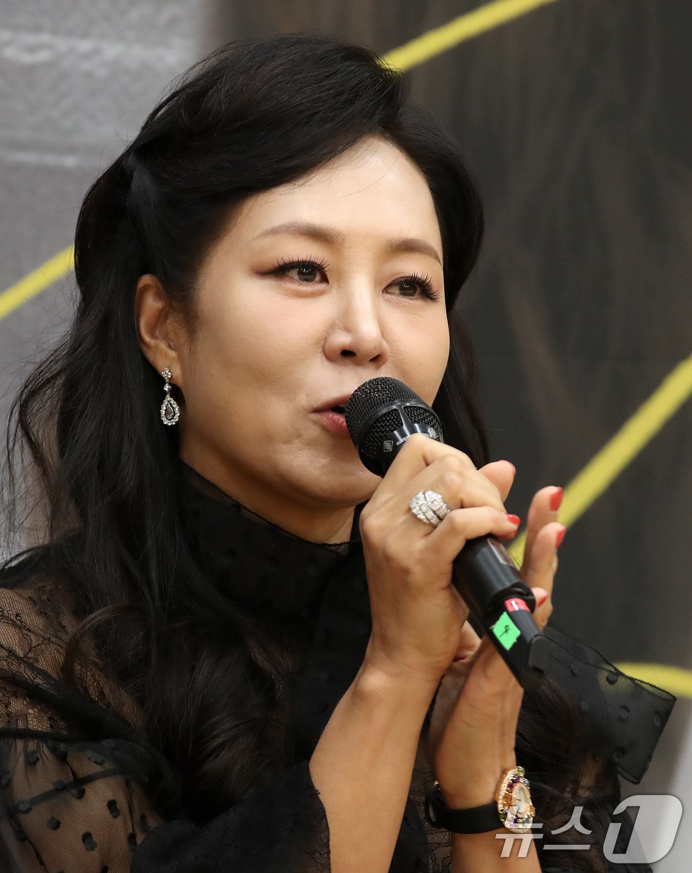 본문 이미지 - 7일 오후 서울 종로구 세종문화회관에서 열린 오페라 '라보엠'(La Boh&egrave;me) 제작발표회에서 서울시오페라단 박혜진 단장이 작품을 설명하고 있다. 2024.11.7/뉴스1 ⓒ News1 오대일 기자