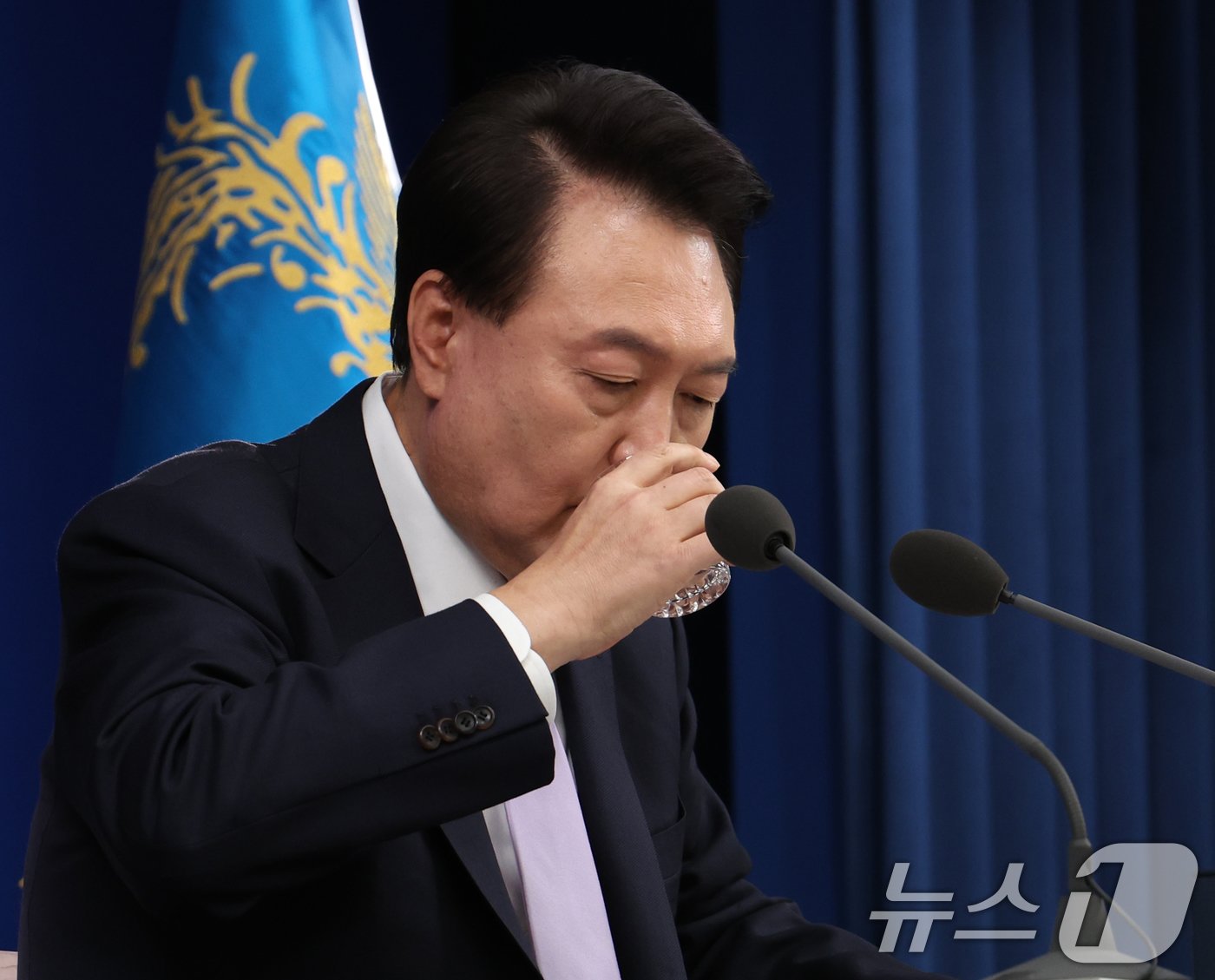 본문 이미지 - 윤석열 대통령이 7일 서울 용산 대통령실 청사 브리핑실에서 열린 대국민담화 및 기자회견에서 물을 마시고 있다. 2024.11.7/뉴스1 ⓒ News1 송원영 기자