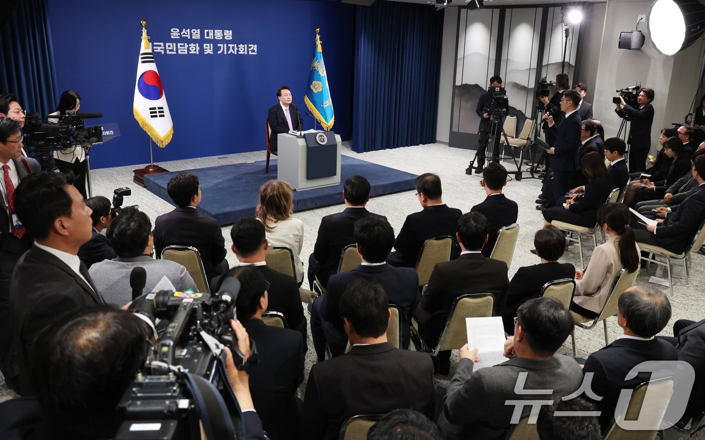 본문 이미지 - 윤석열 대통령이 7일 서울 용산 대통령실 청사 브리핑실에서 열린 대국민담화 및 기자회견에서 취재진의 질문을 받고 있다. 2024.11.7/뉴스1 ⓒ News1 송원영 기자