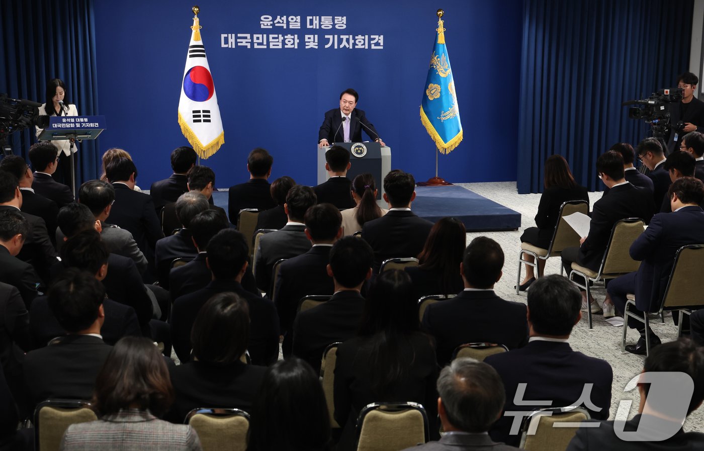 본문 이미지 - 윤석열 대통령이 7일 서울 용산 대통령실 청사 브리핑실에서 열린 대국민담화 및 기자회견에서 취재진의 질문을 받고 있다. 2024.11.7/뉴스1 ⓒ News1 송원영 기자