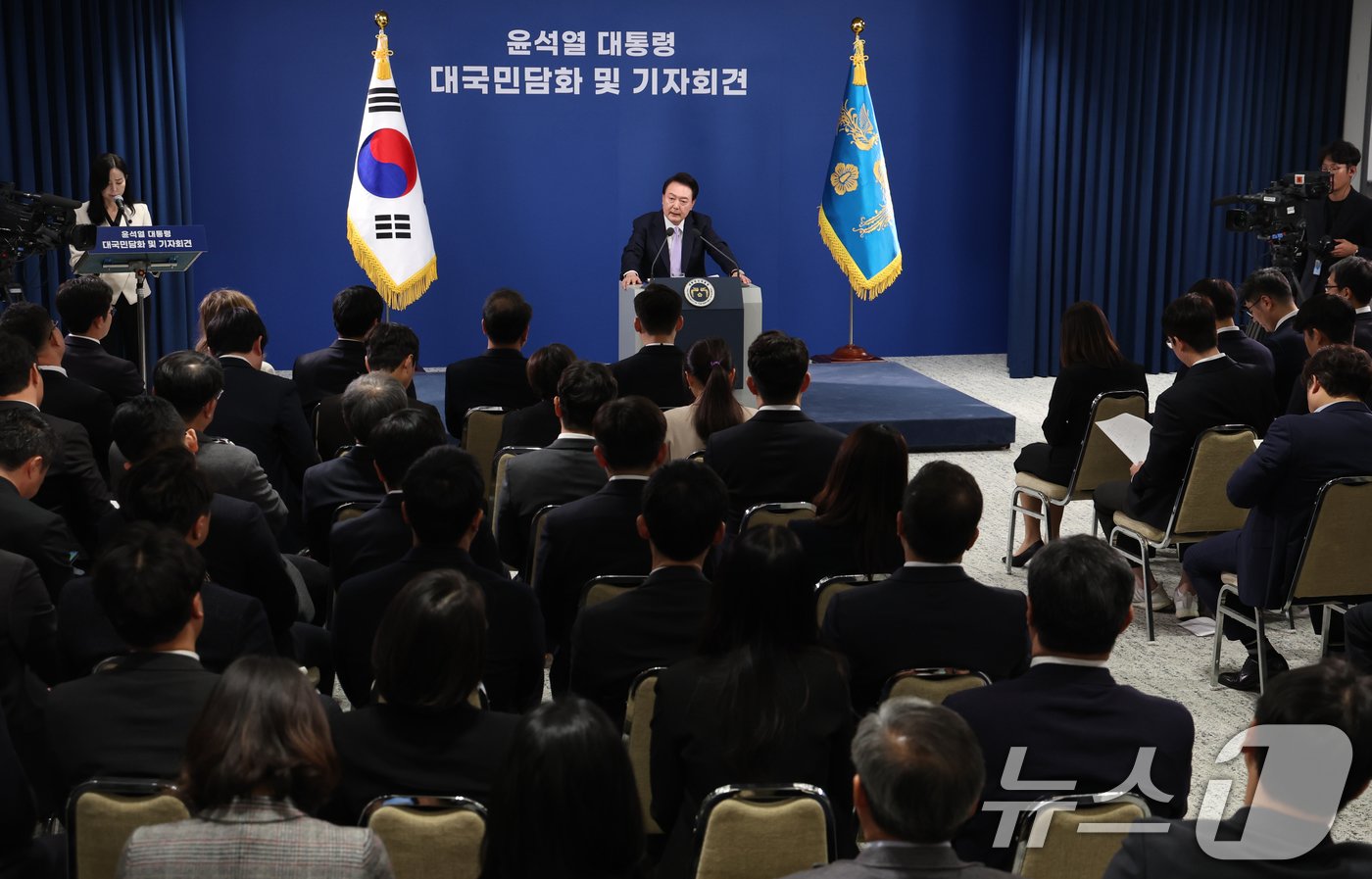 윤석열 대통령이 7일 서울 용산 대통령실 청사 브리핑실에서 열린 대국민담화 및 기자회견에서 취재진의 질문을 받고 있다. 2024.11.7/뉴스1 ⓒ News1 송원영 기자