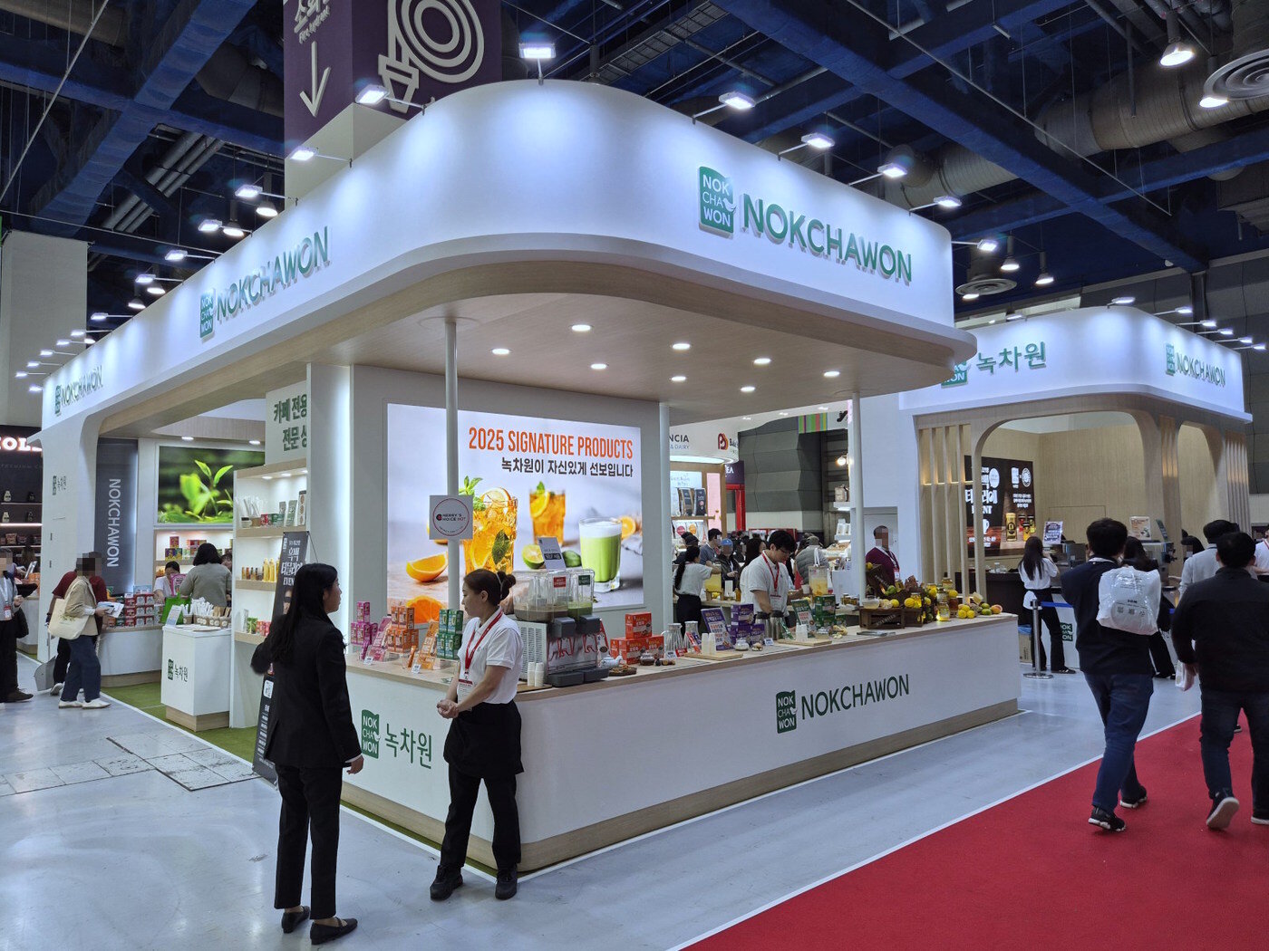 본문 이미지 -  2024 서울카페쇼에 참가한 녹차원 전시관 / 녹차원 제공