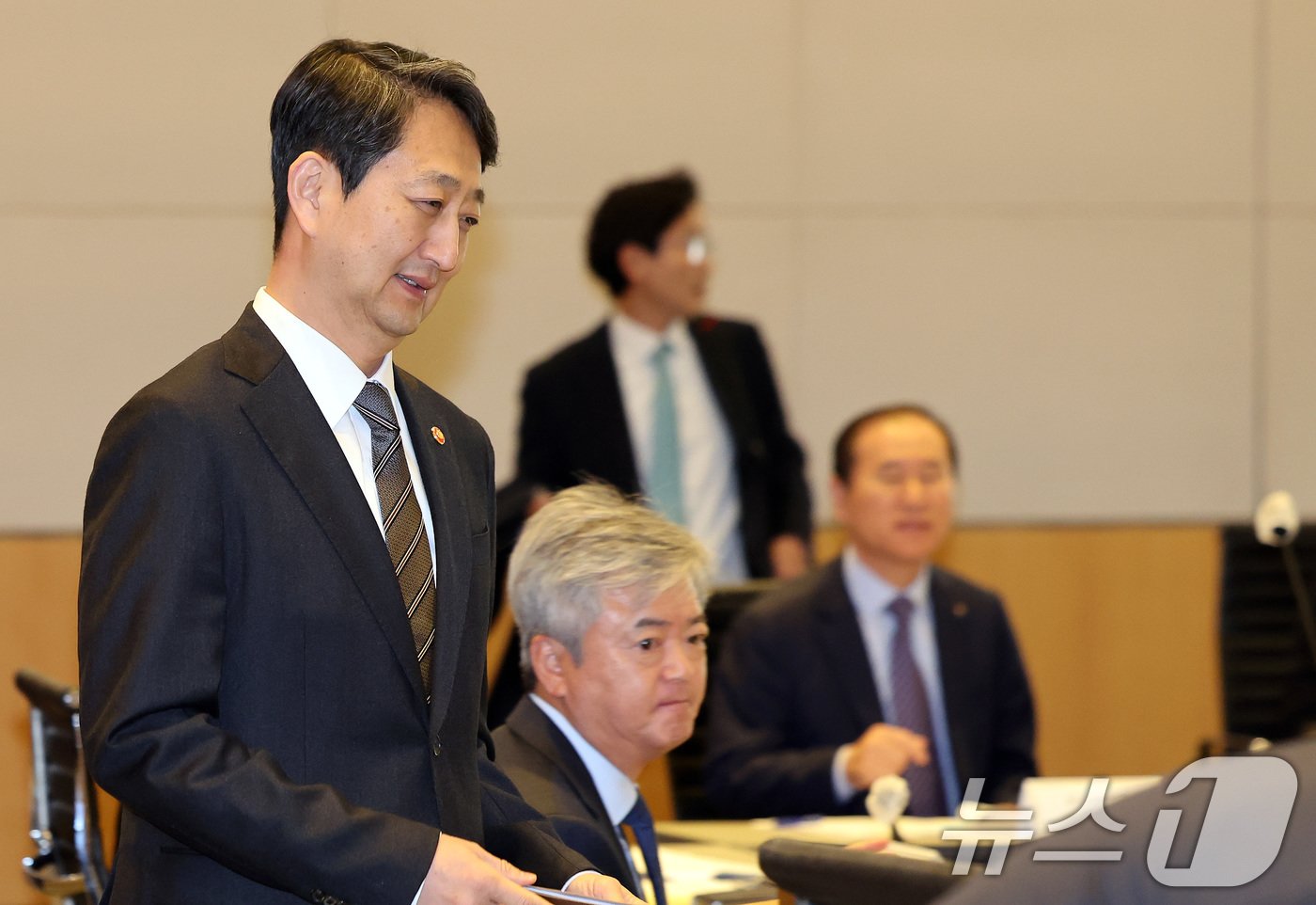 본문 이미지 - 안덕근 산업통상자원부 장관이 7일 서울 여의도 전경련회관에서 미 대선 트럼프 후보 당선에 따른 향후 글로벌 통상환경 변화와 업종별 수출을 논의하는 글로벌 통상전략회의에 참석하고 있다. 2024.11.7/뉴스1 ⓒ News1 이동해 기자