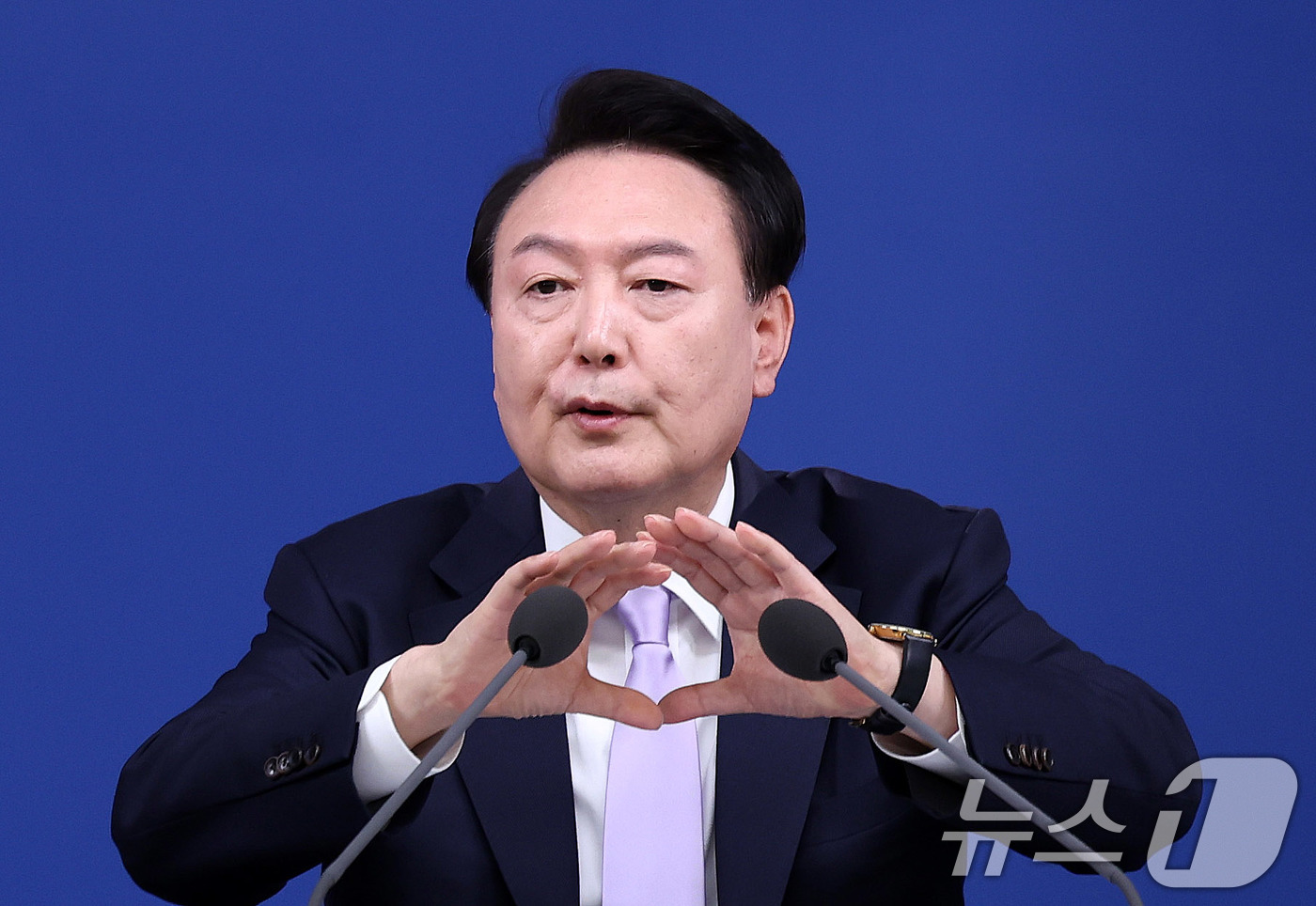 (서울=뉴스1) 박지혜 기자 = 윤석열 대통령이 7일 서울 용산 대통령실 청사 브리핑실에서 열린 대국민 담화 및 기자회견에서 취재진의 질문에 답하고 있다. 2024.11.7/뉴스1 …