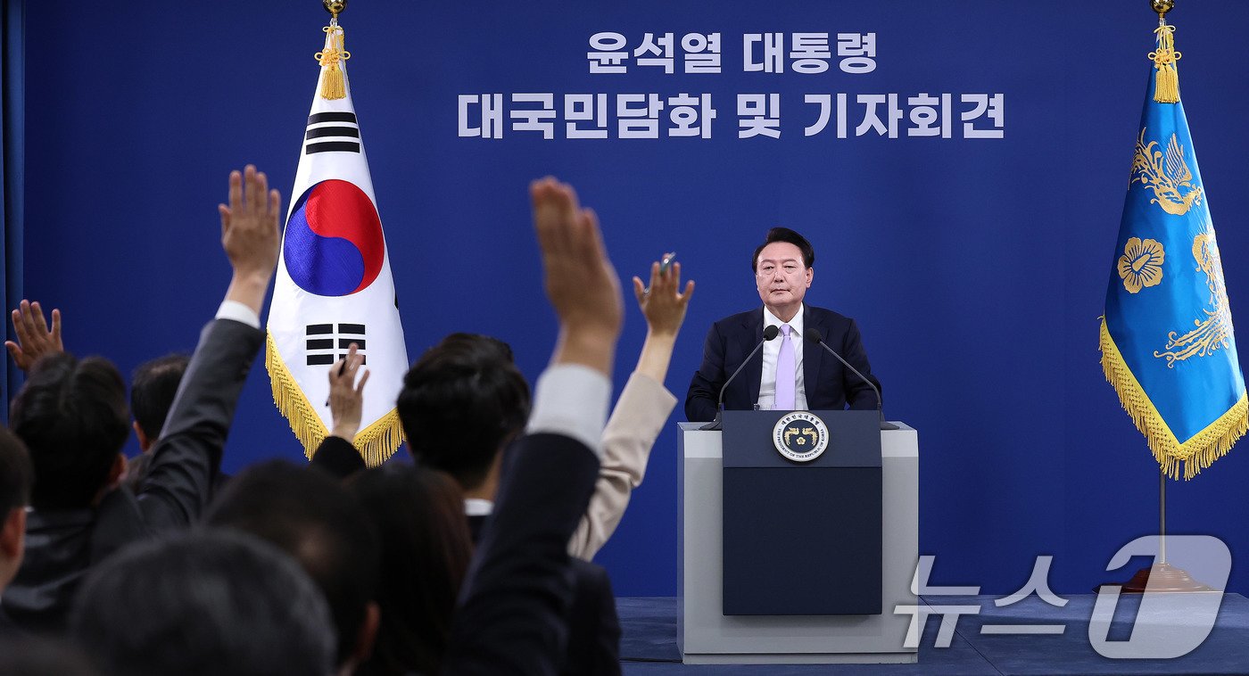 본문 이미지 - 윤석열 대통령이 7일 서울 용산 대통령실 청사 브리핑실에서 열린 대국민 담화 및 기자회견에서 취재진의 질문을 받고 있다. 2024.11.7/뉴스1 ⓒ News1 박지혜 기자