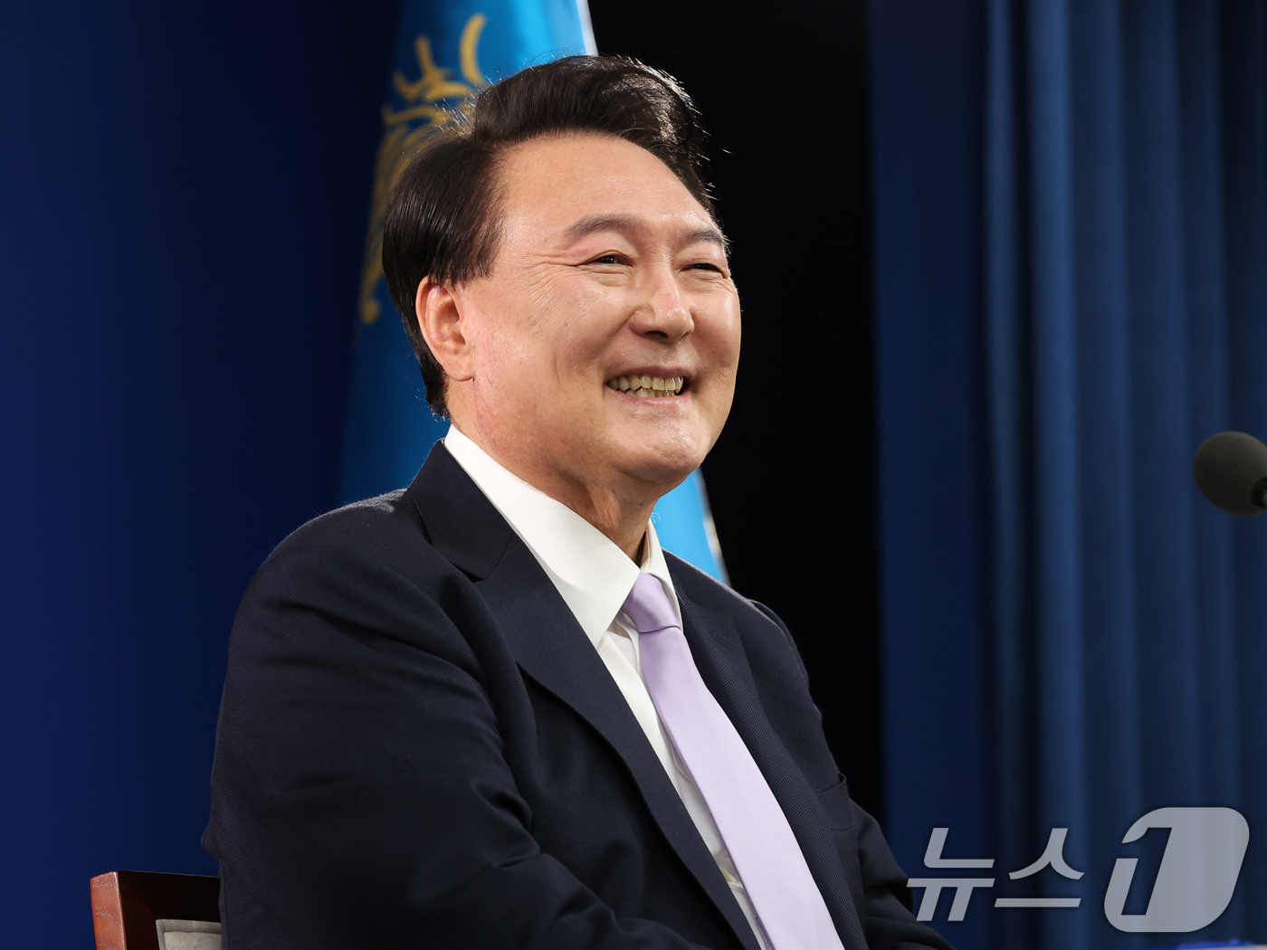 (서울=뉴스1) 송원영 기자 = 윤석열 대통령이 7일 서울 용산 대통령실 청사 브리핑실에서 열린 대국민담화 및 기자회견에서 취재진의 질문에 답하며 미소 짓고 있다. 2024.11. …