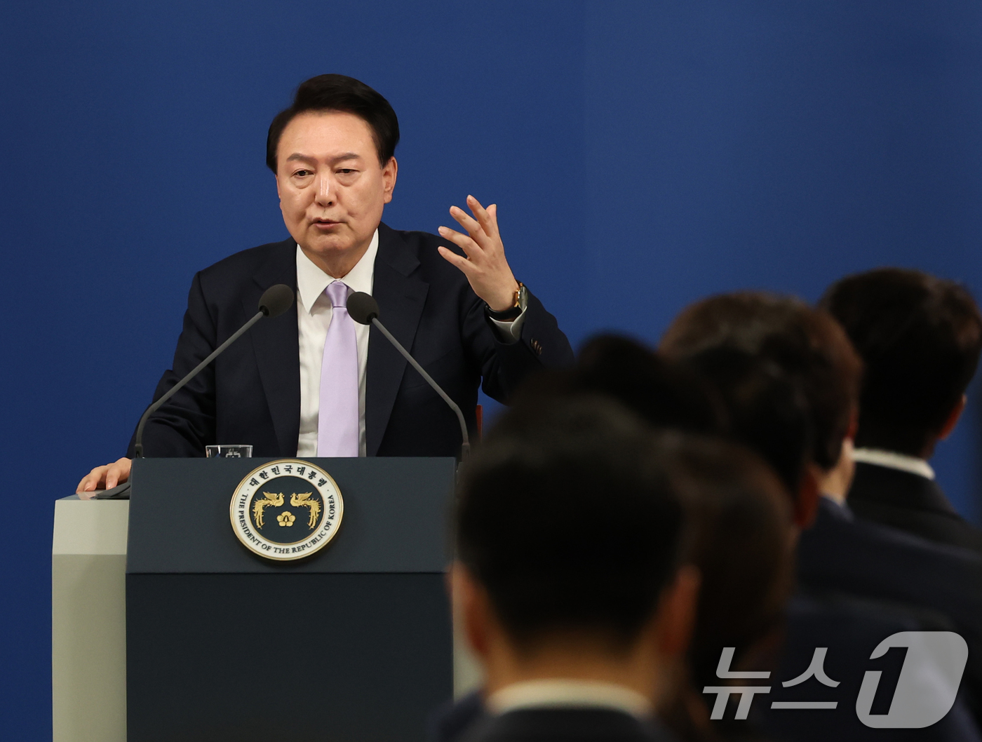 (서울=뉴스1) 송원영 기자 = 윤석열 대통령이 7일 서울 용산 대통령실 청사 브리핑실에서 열린 대국민담화 및 기자회견에서 취재진의 질문에 답하고 있다. 2024.11.7/뉴스1