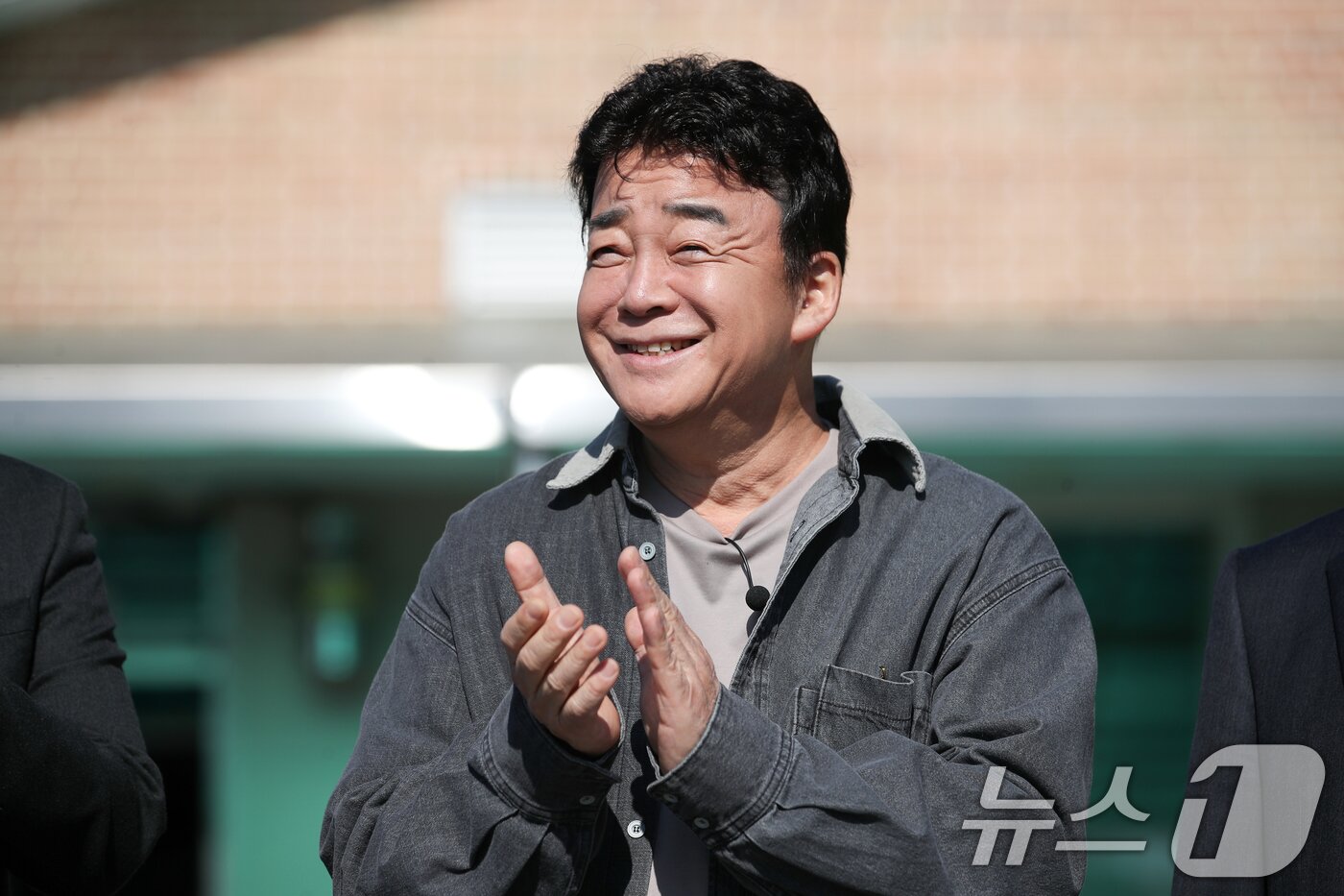 본문 이미지 - 백종원 더본코리아 대표가 7일 경기도의 한 군 부대에서 열린 더본코리아 특식제공 행사에서 박수치고 있다. 2024.11.7/뉴스1 ⓒ News1 이승배 기자