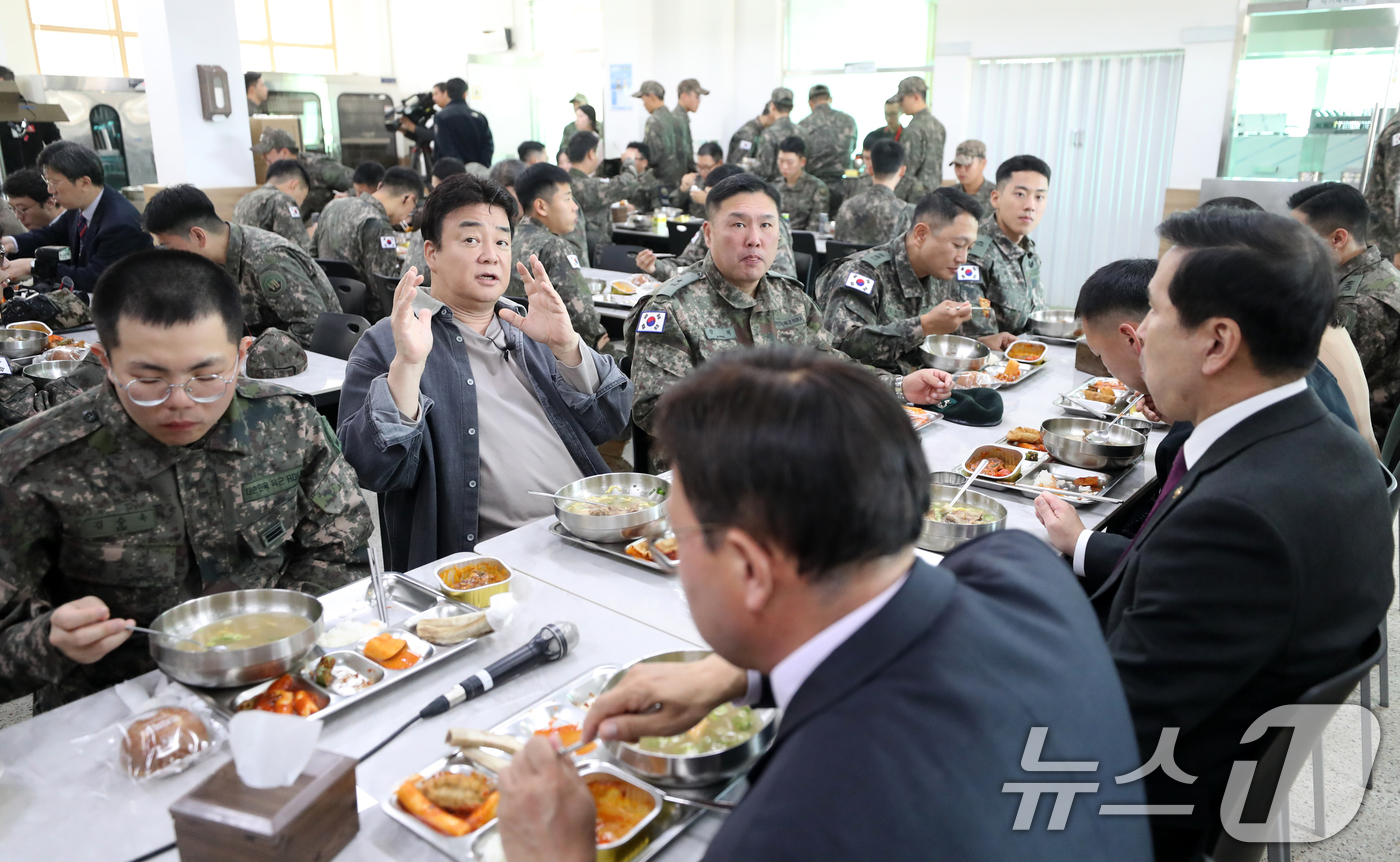 (남양주=뉴스1) 이승배 기자 = 백종원 더본코리아 대표가 7일 경기도의 한 군 부대에서 열린 더본코리아 특식제공 행사에서 식사를 하며 관계자들과 대화하고 있다. 2024.11.7 …