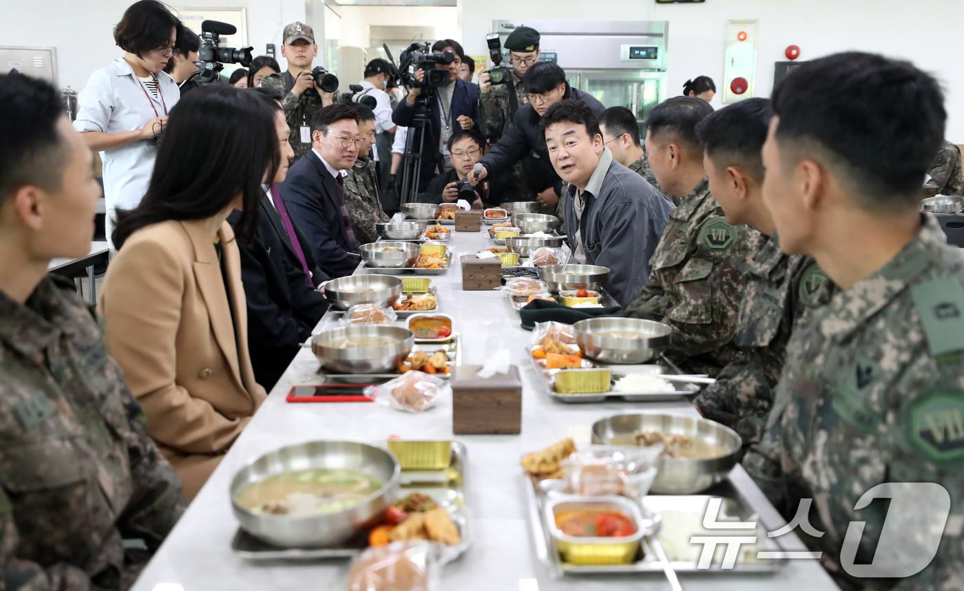 (남양주=뉴스1) 이승배 기자 = 백종원 더본코리아 대표가 7일 경기도의 한 군 부대에서 열린 더본코리아 특식제공 행사에서 식사를 하며 관계자들과 대화하고 있다. 2024.11.7 …