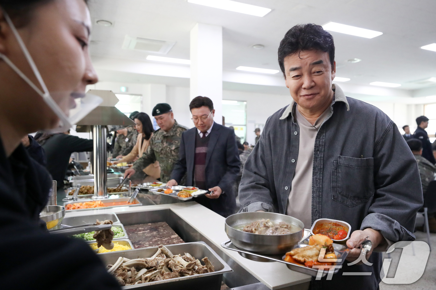 (남양주=뉴스1) 이승배 기자 = 백종원 더본코리아 대표가 7일 경기도의 한 군 부대에서 열린 더본코리아 특식제공 행사에서 배식 받고 있다. 2024.11.7/뉴스1