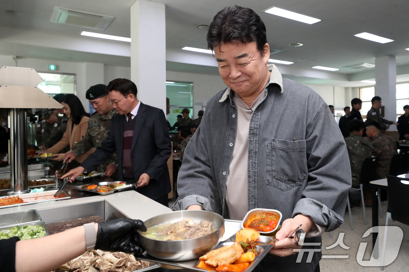 (남양주=뉴스1) 이승배 기자 = 백종원 더본코리아 대표가 7일 경기도의 한 군 부대에서 열린 더본코리아 특식제공 행사에서 배식 받고 있다. 2024.11.7/뉴스1