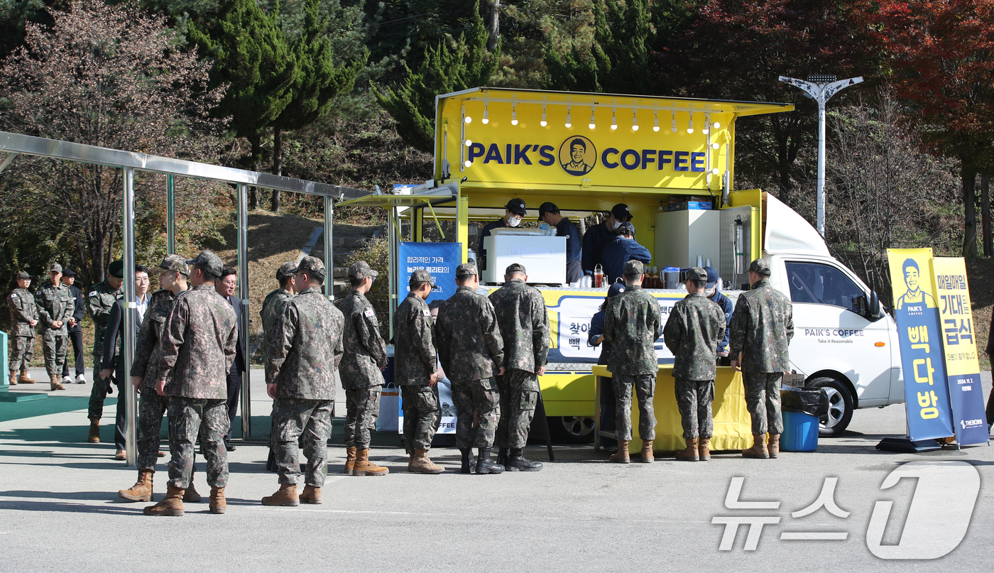 (남양주=뉴스1) 이승배 기자 = 7일 경기도 남양주시의 한 군 부대에서 열린 더본코리아 특식제공 행사에서 부대원들이 커피를 받기 위해 줄을 서 있다. 2024.11.7/뉴스1