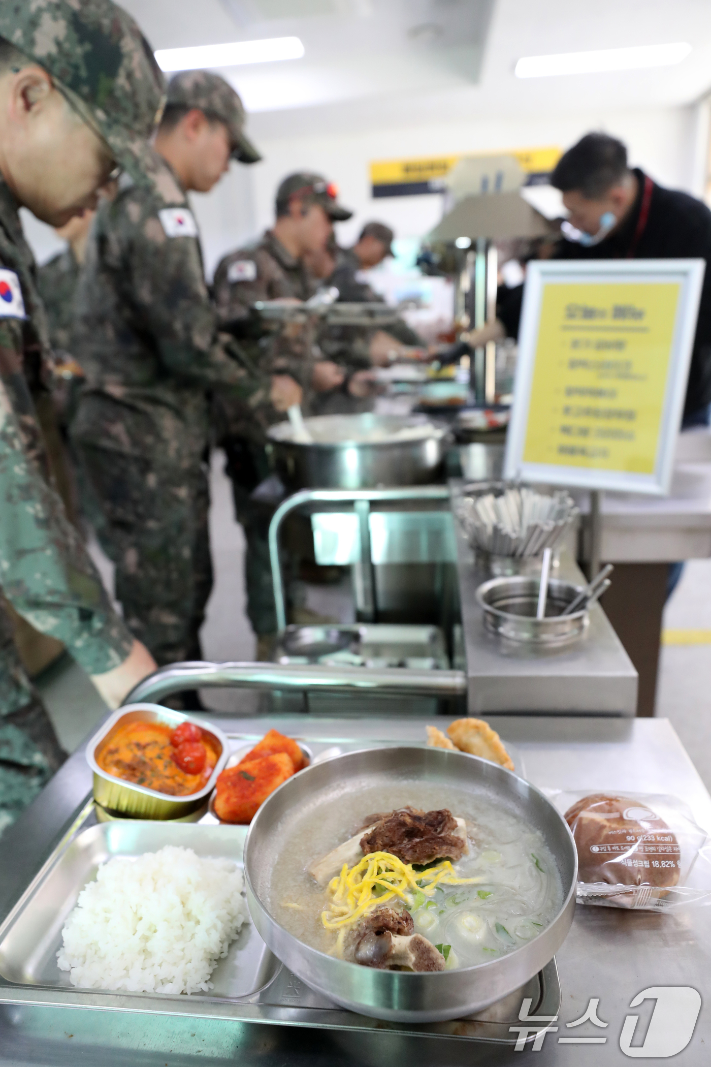 (남양주=뉴스1) 이승배 기자 = 7일 경기도 남양주시의 한 군 부대에서 열린 더본코리아 특식제공 행사에서 부대원들이 배식 받고 있다. 2024.11.7/뉴스1