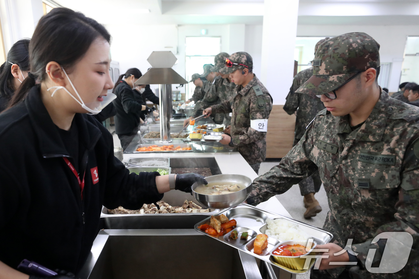 (남양주=뉴스1) 이승배 기자 = 7일 경기도 남양주시의 한 군 부대에서 열린 더본코리아 특식제공 행사에서 부대원들이 배식 받고 있다. 2024.11.7/뉴스1