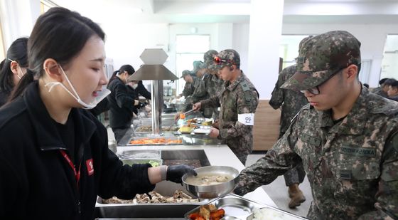 군부대 식당 '더본코리아가 제공한 특식 배식'