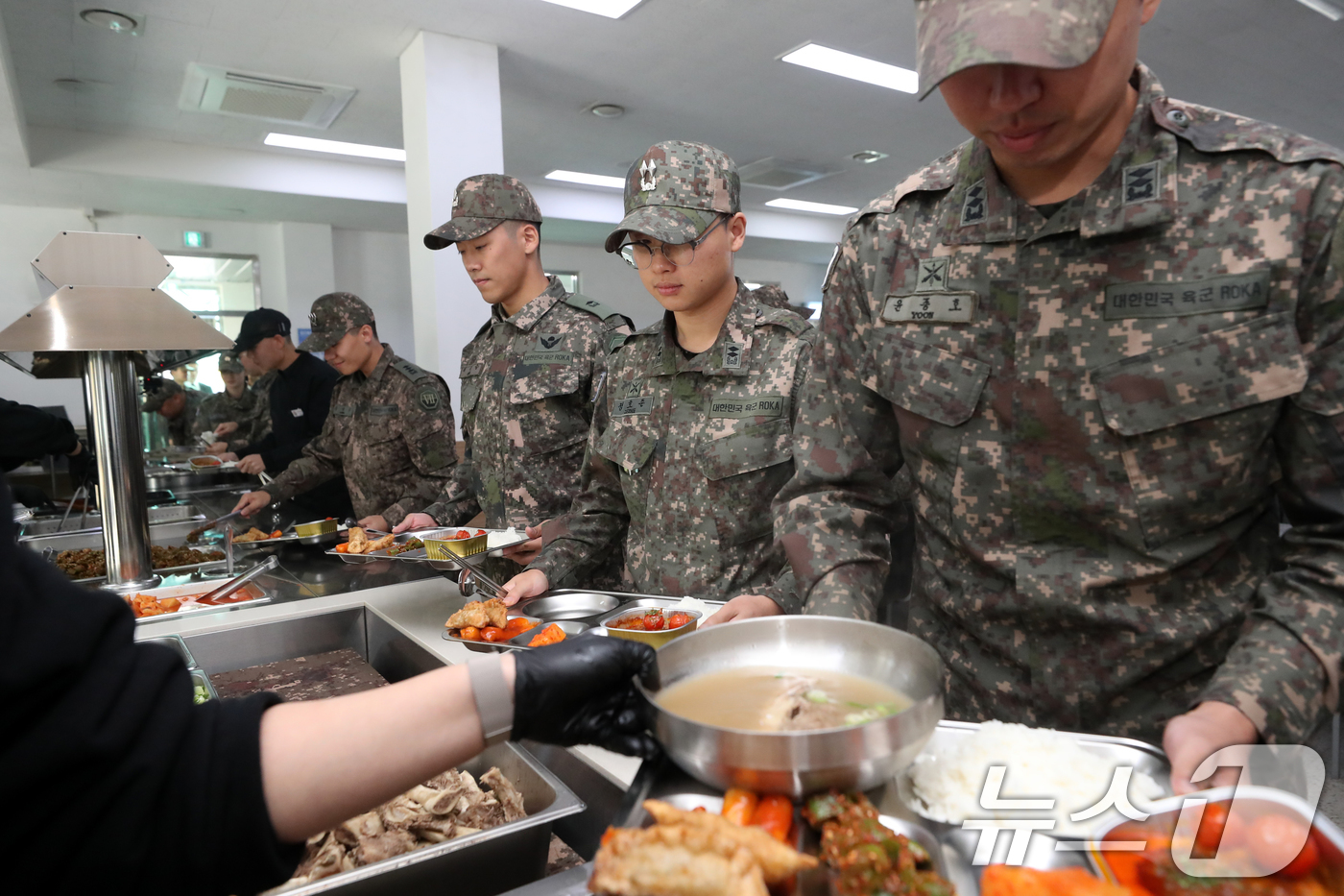 (남양주=뉴스1) 이승배 기자 = 7일 경기도 남양주시의 한 군 부대에서 열린 더본코리아 특식제공 행사에서 부대원들이 배식 받고 있다. 2024.11.7/뉴스1