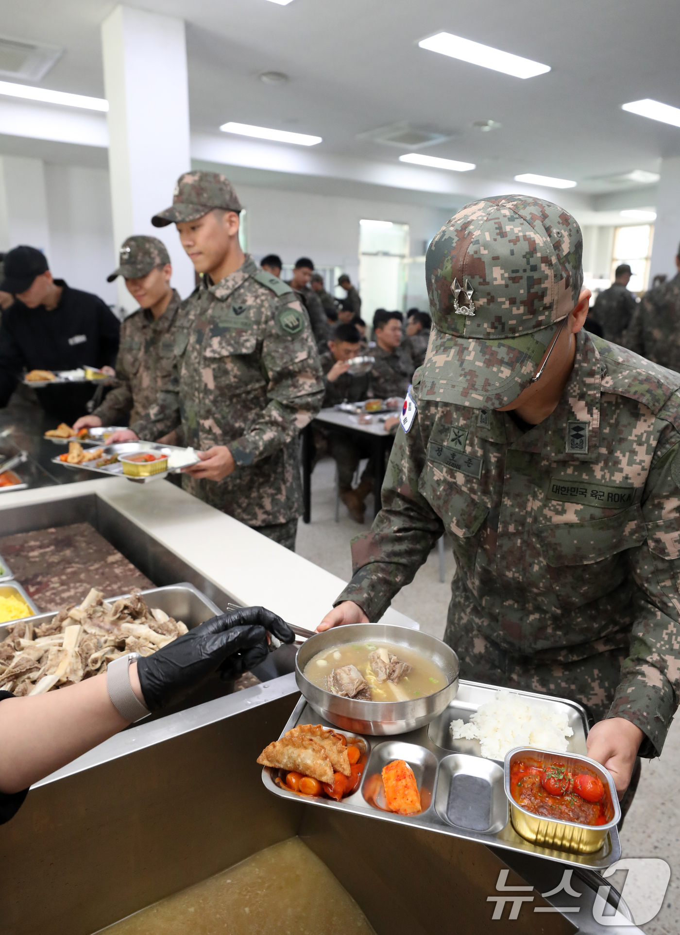 (남양주=뉴스1) 이승배 기자 = 7일 경기도 남양주시의 한 군 부대에서 열린 더본코리아 특식제공 행사에서 부대원들이 배식 받고 있다. 2024.11.7/뉴스1