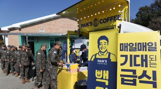 군부대 식당 앞 커피차