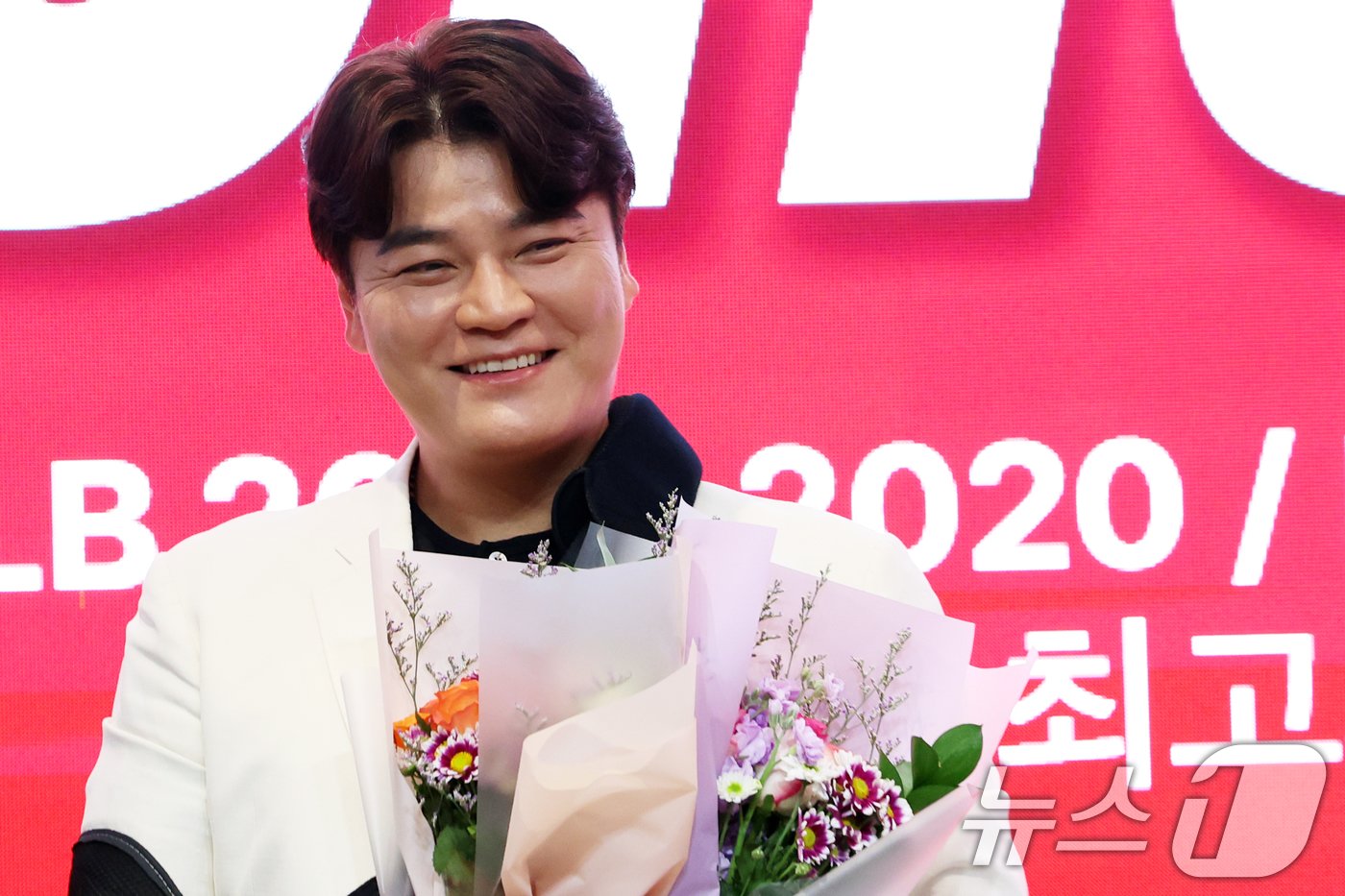 본문 이미지 - SSG 랜더스 추신수가 7일 오후 인천 연수구 경원재 앰배서더 호텔에서 열린 &#39;은퇴 기자회견&#39;에서 최정, 김광현에게 꽃다발을 받은 후 환하게 웃고 있다. 2024.11.7/뉴스1 ⓒ News1 황기선 기자