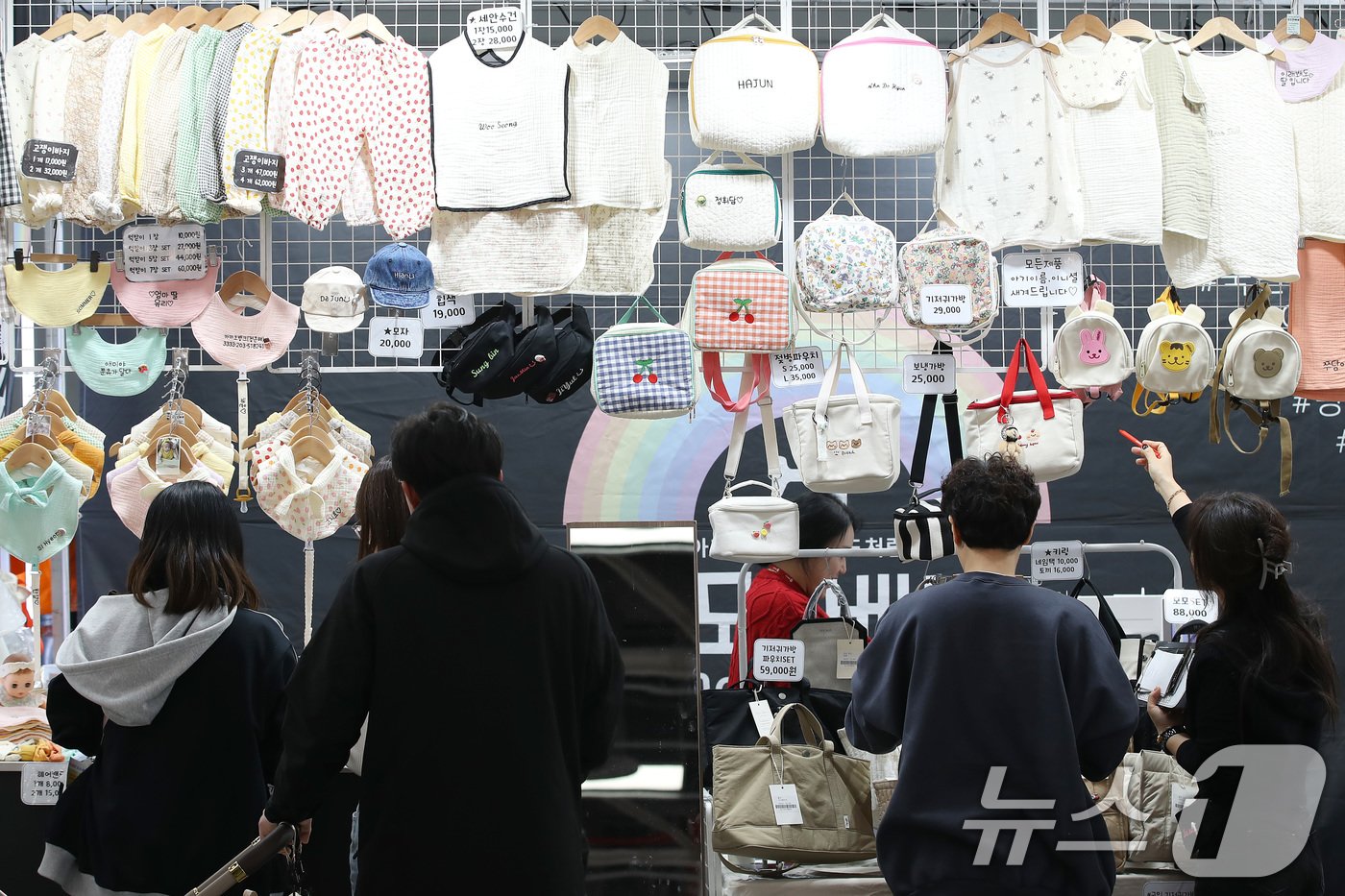 본문 이미지 - 7일 대구 엑스코에서 개막한 &#39;제42회 대구 베이비&키즈페어&#39;를 찾은 시민들이 다양한 제품을 살펴보고 있다. 2024.11.7/뉴스1 ⓒ News1 공정식 기자