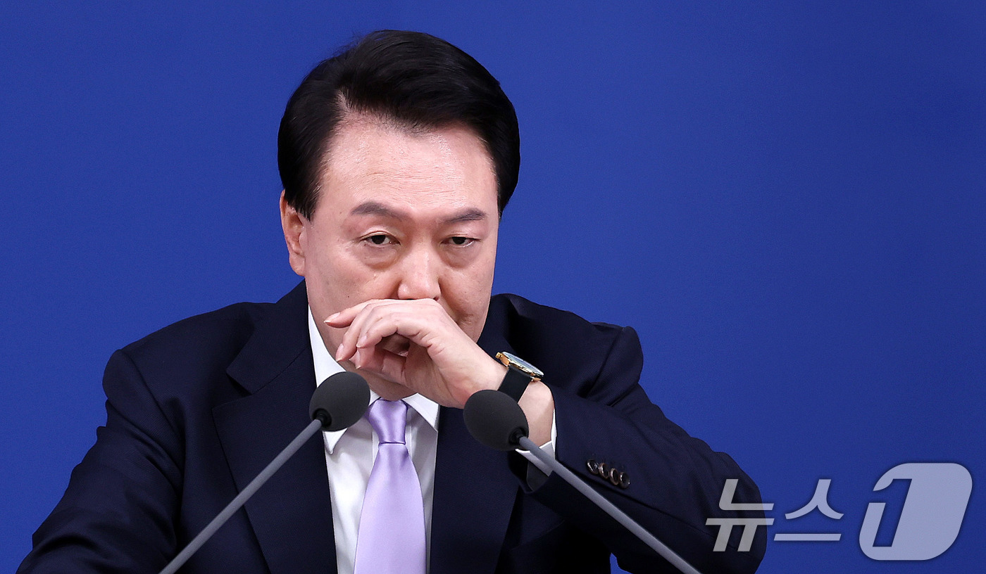 (서울=뉴스1) 박지혜 기자 = 윤석열 대통령이 7일 서울 용산 대통령실 청사 브리핑실에서 열린 대국민 담화 및 기자회견에서 취재진의 질문을 듣고 있다. 2024.11.7/뉴스1
