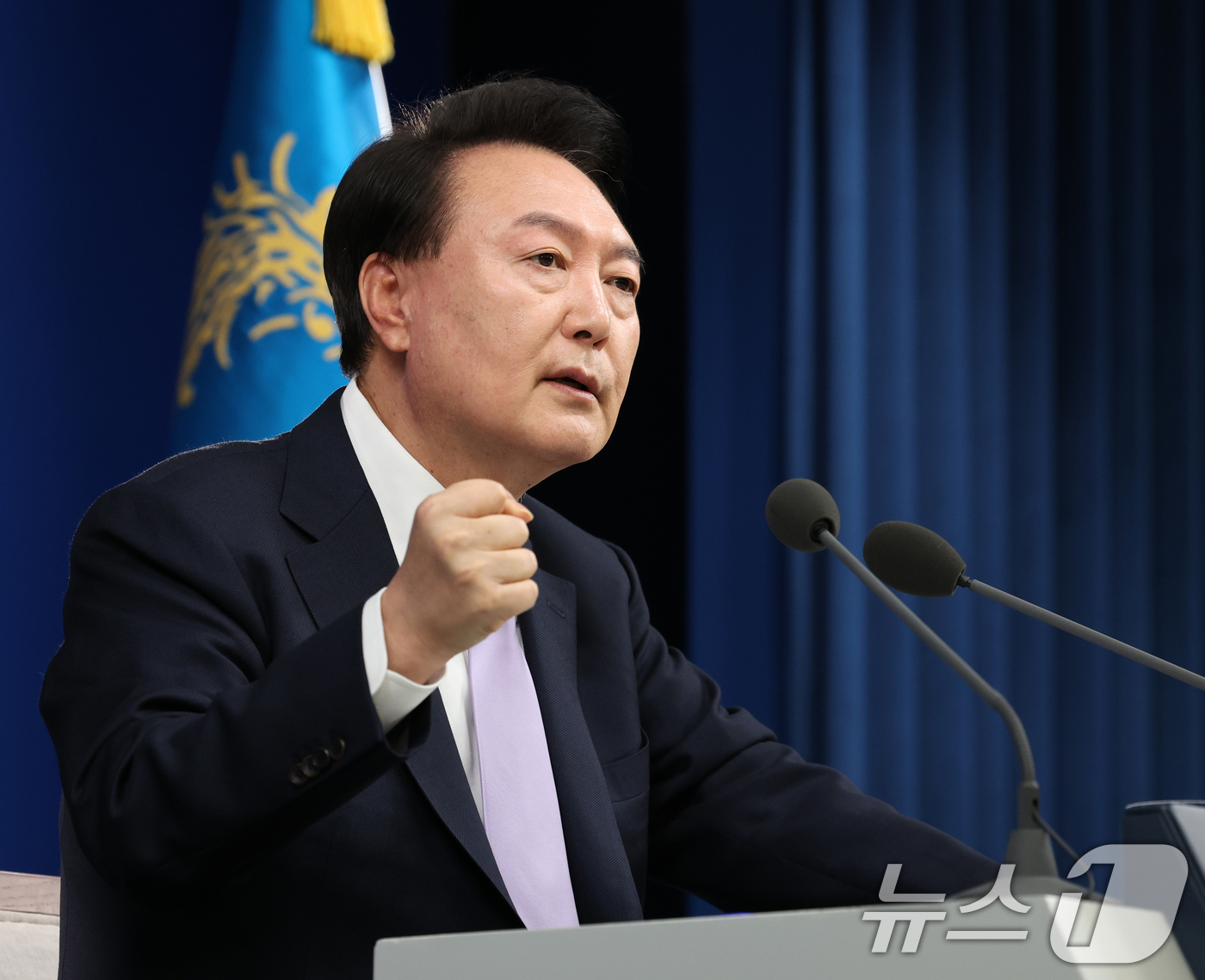 (서울=뉴스1) 송원영 기자 = 윤석열 대통령이 7일 서울 용산 대통령실 청사 브리핑실에서 열린 대국민담화 및 기자회견에서 취재진의 질문에 답하고 있다. 2024.11.7/뉴스1