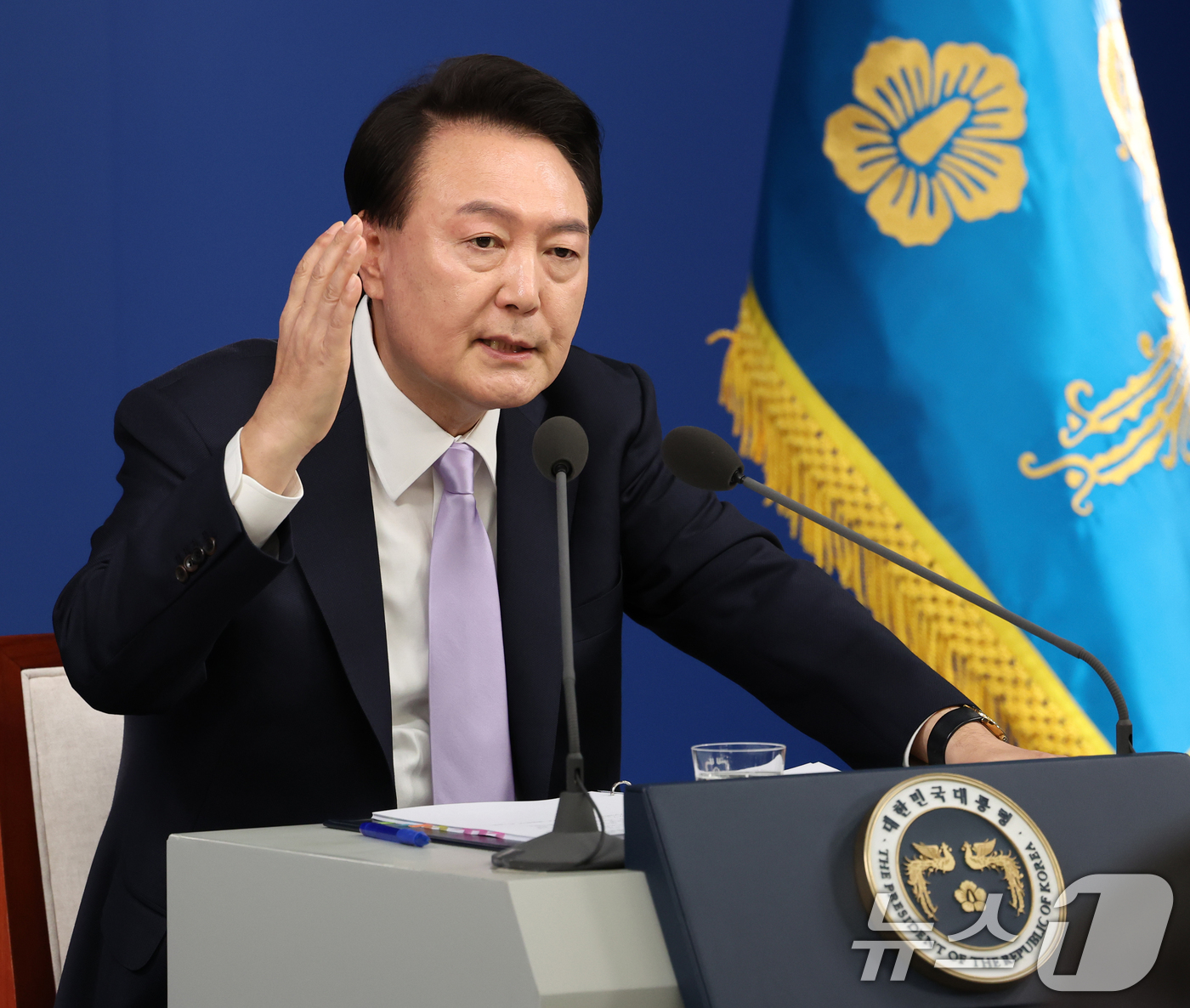 (서울=뉴스1) 송원영 기자 = 윤석열 대통령이 7일 서울 용산 대통령실 청사 브리핑실에서 열린 대국민담화 및 기자회견에서 취재진의 질문에 답하고 있다. 2024.11.7/뉴스1