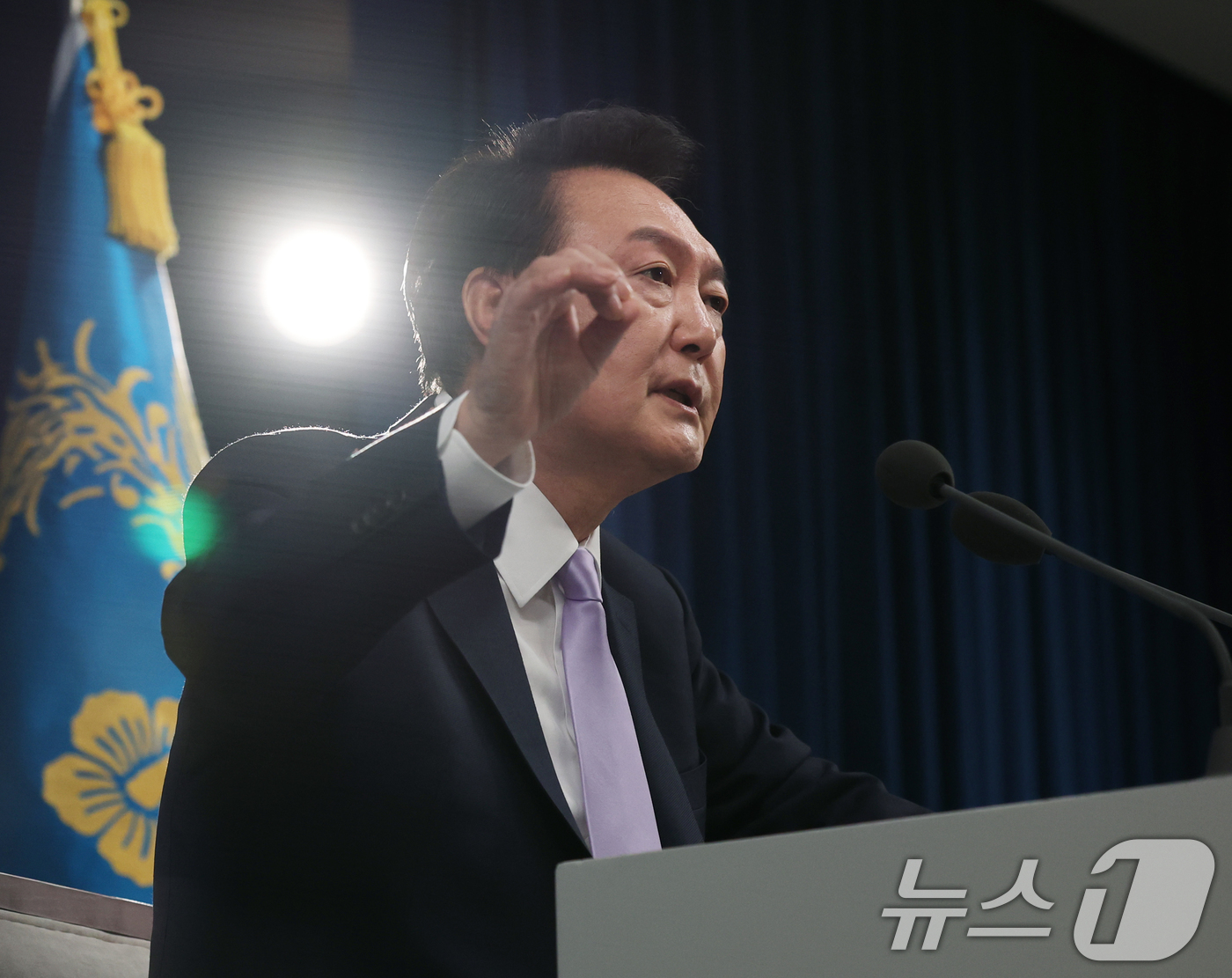 (서울=뉴스1) 송원영 기자 = 윤석열 대통령이 7일 서울 용산 대통령실 청사 브리핑실에서 열린 대국민담화 및 기자회견에서 취재진의 질문에 답하고 있다. 2024.11.7/뉴스1