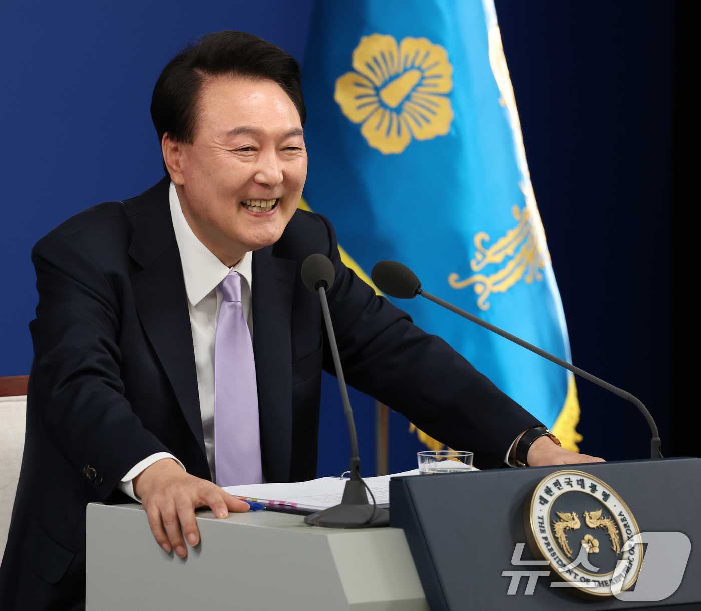 (서울=뉴스1) 송원영 기자 = 윤석열 대통령이 7일 서울 용산 대통령실 청사 브리핑실에서 열린 대국민담화 및 기자회견에서 취재진의 질문에 답하며 미소 짓고 있다. 2024.11. …