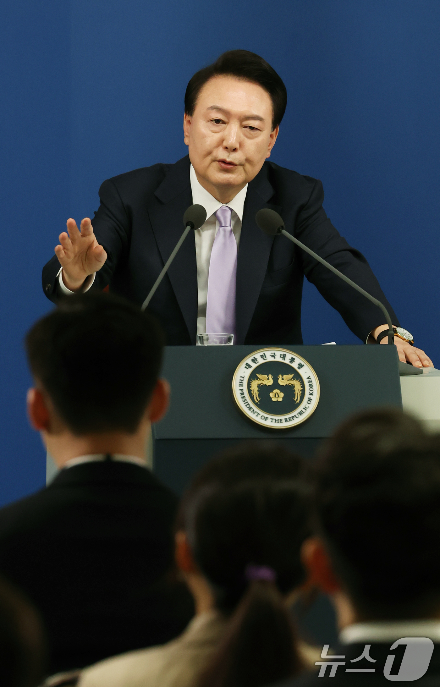 (서울=뉴스1) 송원영 기자 = 윤석열 대통령이 7일 서울 용산 대통령실 청사 브리핑실에서 열린 대국민담화 및 기자회견에서 취재진의 질문에 답하고 있다. 2024.11.7/뉴스1