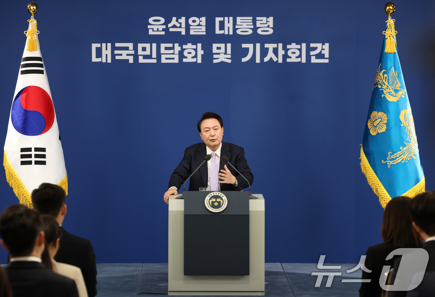 (서울=뉴스1) 송원영 기자 = 윤석열 대통령이 7일 서울 용산 대통령실 청사 브리핑실에서 열린 대국민담화 및 기자회견에서 취재진의 질문에 답하고 있다. 2024.11.7/뉴스1