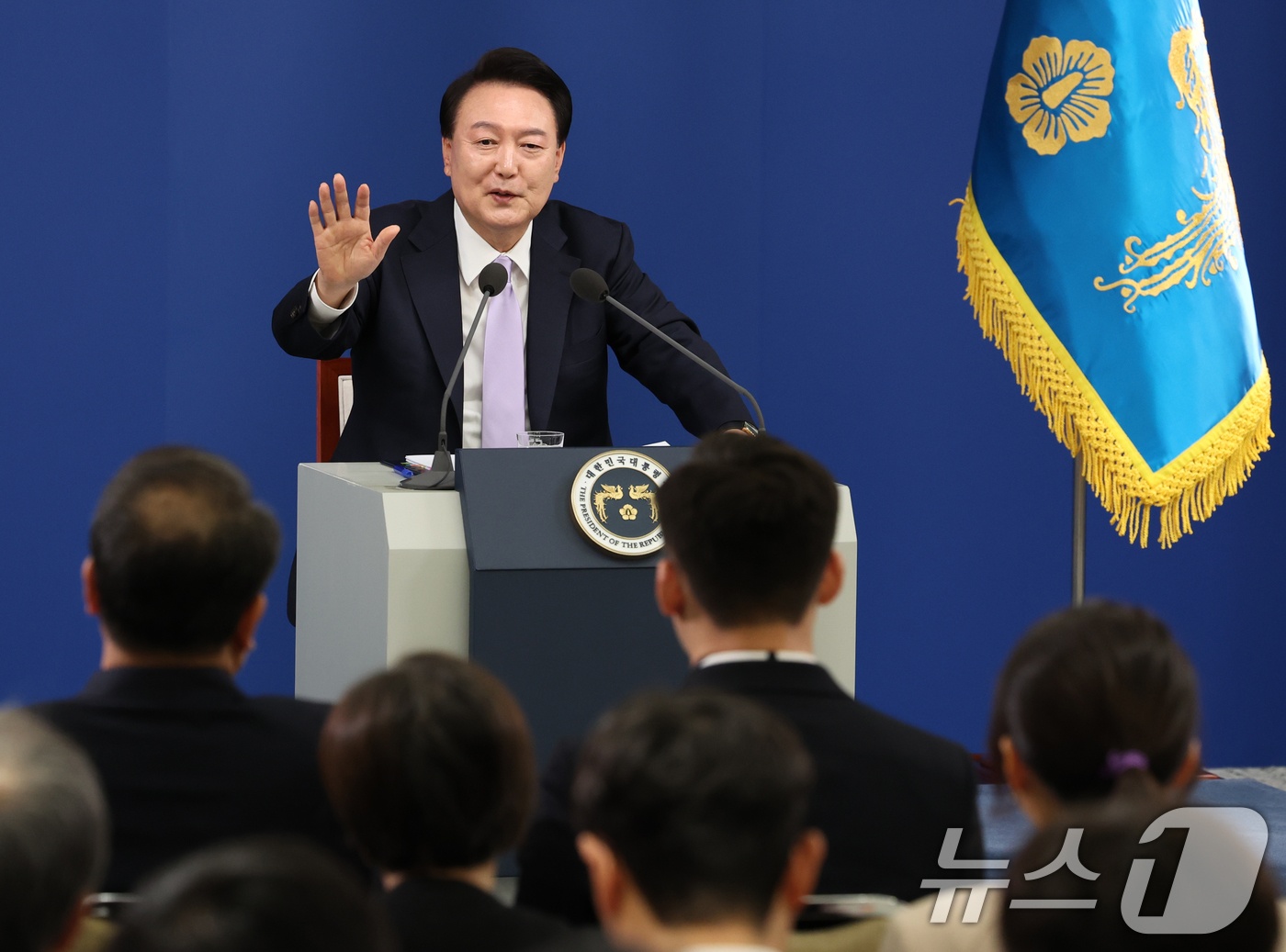 (서울=뉴스1) 송원영 기자 = 윤석열 대통령이 7일 서울 용산 대통령실 청사 브리핑실에서 열린 대국민담화 및 기자회견에서 취재진의 질문에 답하고 있다. 2024.11.7/뉴스1