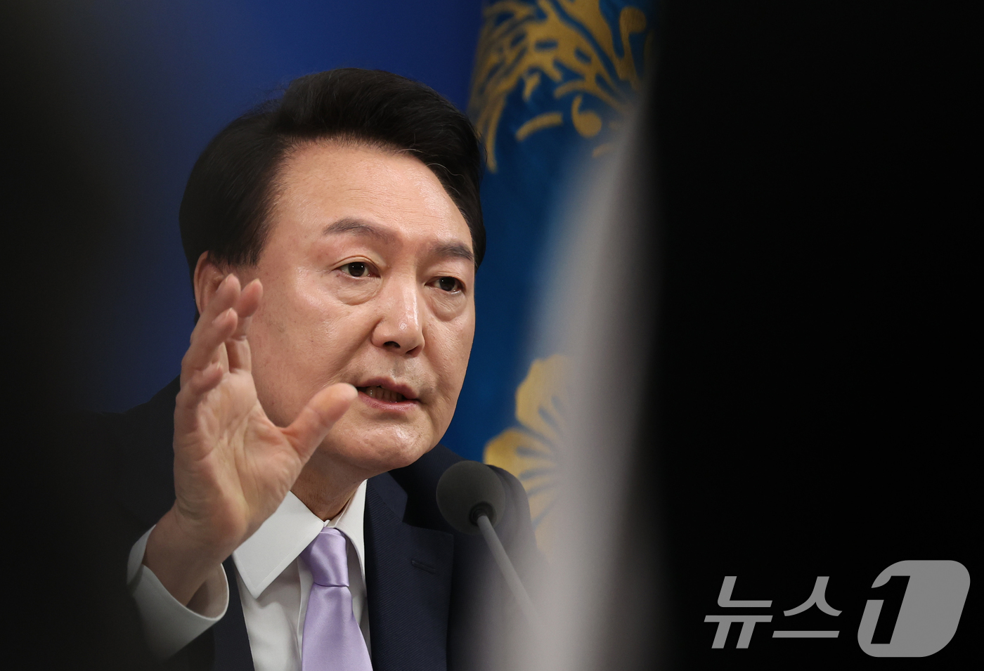 (서울=뉴스1) 송원영 기자 = 윤석열 대통령이 7일 서울 용산 대통령실 청사 브리핑실에서 열린 대국민담화 및 기자회견에서 취재진의 질문에 답하고 있다. 2024.11.7/뉴스1