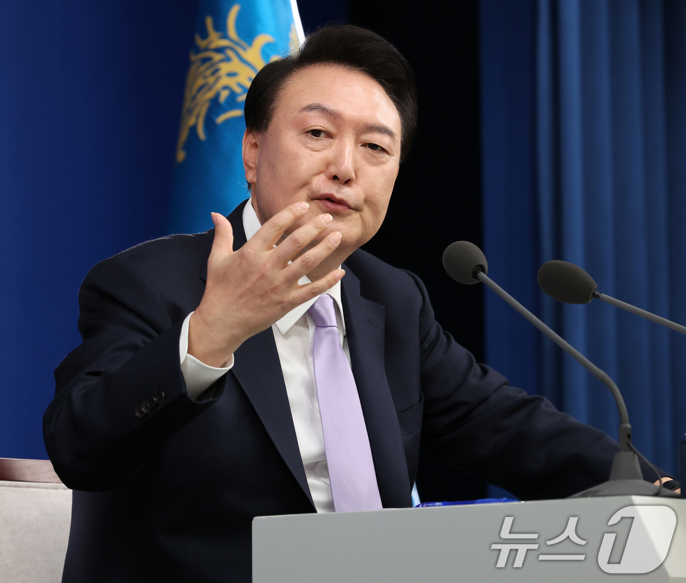 (서울=뉴스1) 송원영 기자 = 윤석열 대통령이 7일 서울 용산 대통령실 청사 브리핑실에서 열린 대국민담화 및 기자회견에서 취재진의 질문에 답하고 있다. 2024.11.7/뉴스1