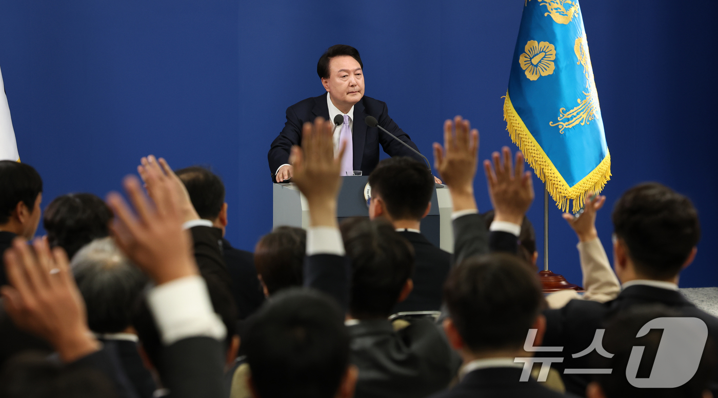(서울=뉴스1) 송원영 기자 = 윤석열 대통령이 7일 서울 용산 대통령실 청사 브리핑실에서 열린 대국민담화 및 기자회견에서 취재진의 질문을 받고 있다. 2024.11.7/뉴스1