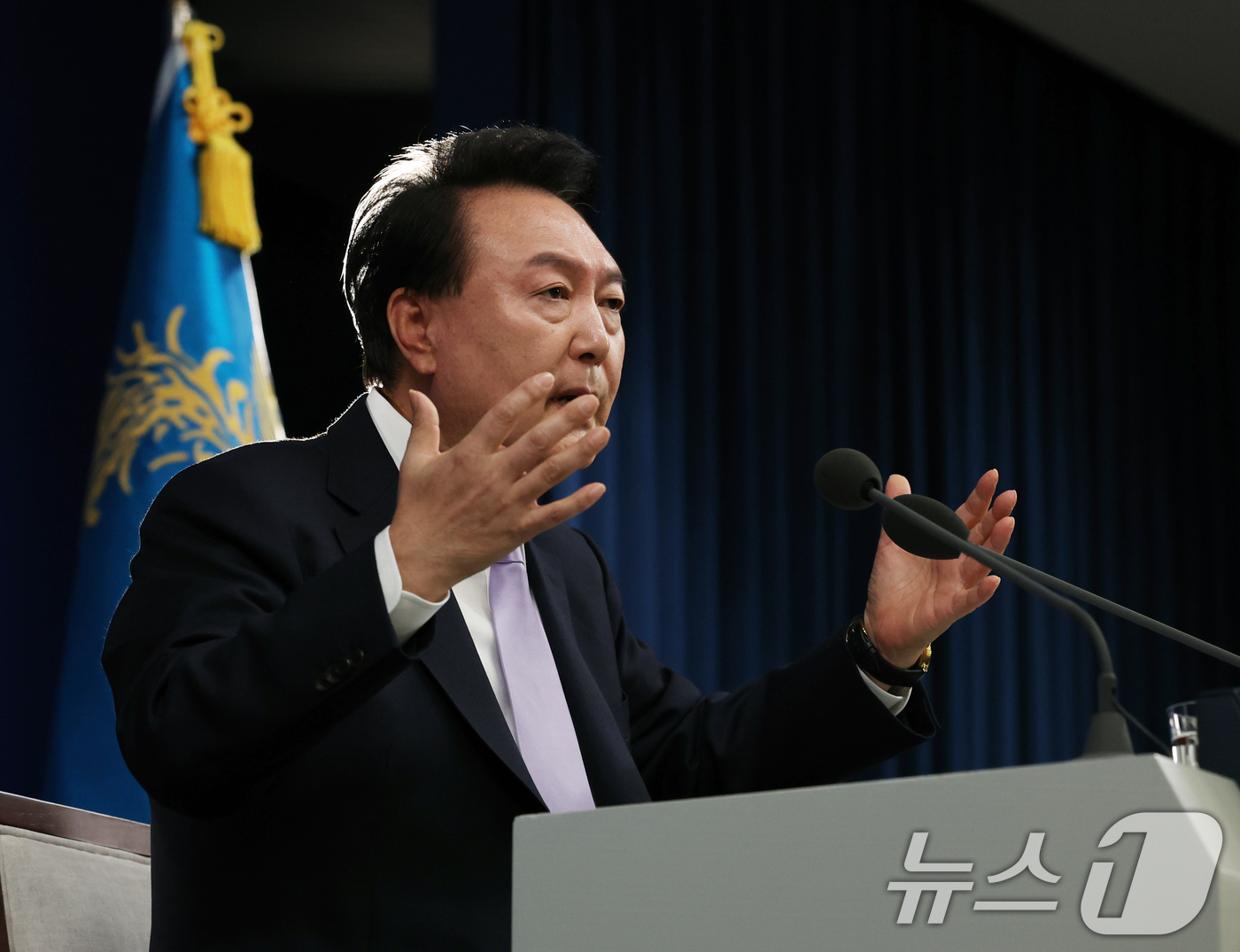 (서울=뉴스1) 송원영 기자 = 윤석열 대통령이 7일 서울 용산 대통령실 청사 브리핑실에서 열린 대국민담화 및 기자회견에서 취재진의 질문에 답하고 있다. 2024.11.7/뉴스1