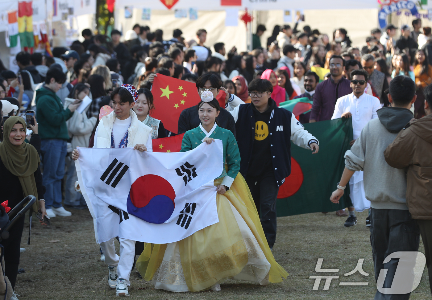 (수원=뉴스1) 김영운 기자 = 7일 오후 경기 수원시 영통구 아주대학교에서 열린 '아주 인터내셔널 데이'에서 외국인 유학생들이 각국의 국기와 전통의상을 입고 퍼레이드를 하며 즐거 …