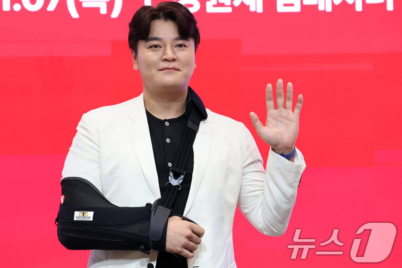 본문 이미지 - SSG 랜더스 추신수가 7일 오후 인천 연수구 경원재 앰배서더 호텔에서 열린 '은퇴 기자회견'에서 손을 들어 인사하고 있다. 2024.11.7/뉴스1 ⓒ News1 황기선 기자