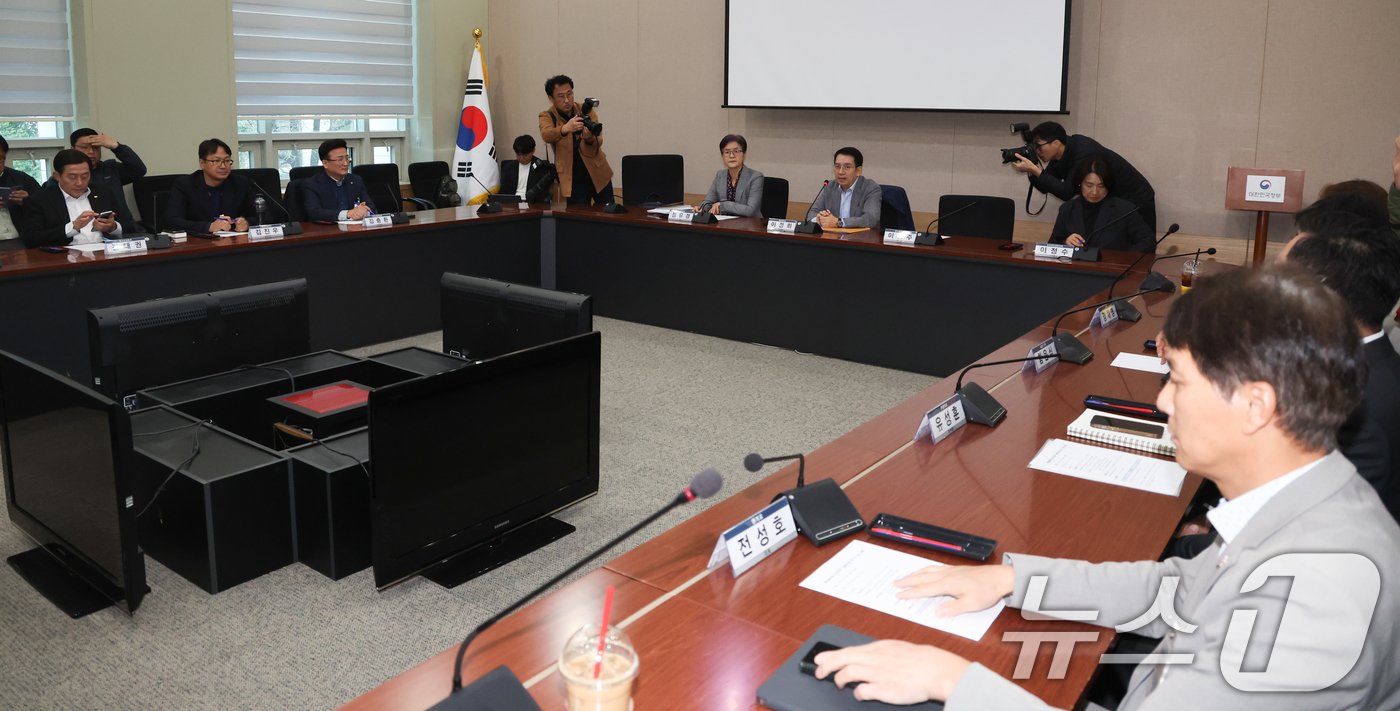 본문 이미지 - 이정희 배달플랫폼-입점업체 상생협의체 위원장이 7일 서울 종로구 정부서울청사 별관에서 열린 배달앱 상생협의체 회의를 주재하고 있다. 2024.11.7/뉴스1 ⓒ News1 허경 기자