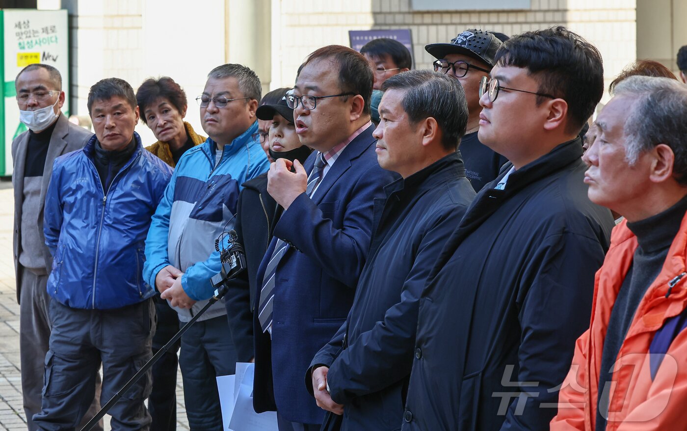 본문 이미지 - 이향직 형제복지원 서울경기피해자협의회 대표와 형제복지원 사건 피해자들이 7일 서울 서초구 서울중앙지법 앞에서 대한민국을 상대로 제기한 국가배상 손해배상 소송 2심 선고 공판을 마치고 취재진에 입장을 밝히고 있다. 2024.11.7 ⓒ 뉴스1 김도우 기자