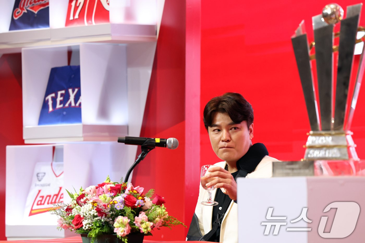 본문 이미지 - SSG 랜더스 추신수가 7일 오후 인천 연수구 경원재 앰배서더 호텔에서 열린 &#39;은퇴 기자회견&#39;에서 물을 마시고 있다. 2024.11.7/뉴스1 ⓒ News1 황기선 기자