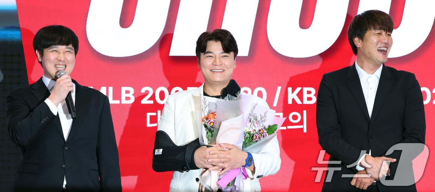 본문 이미지 - SSG 랜더스 추신수가 7일 오후 인천 연수구 경원재 앰배서더 호텔에서 열린 &#39;은퇴 기자회견&#39;에서 최정, 김광현에게 꽃다발을 받은 후 기념촬영을 하고 있다. 2024.11.7/뉴스1 ⓒ News1 황기선 기자