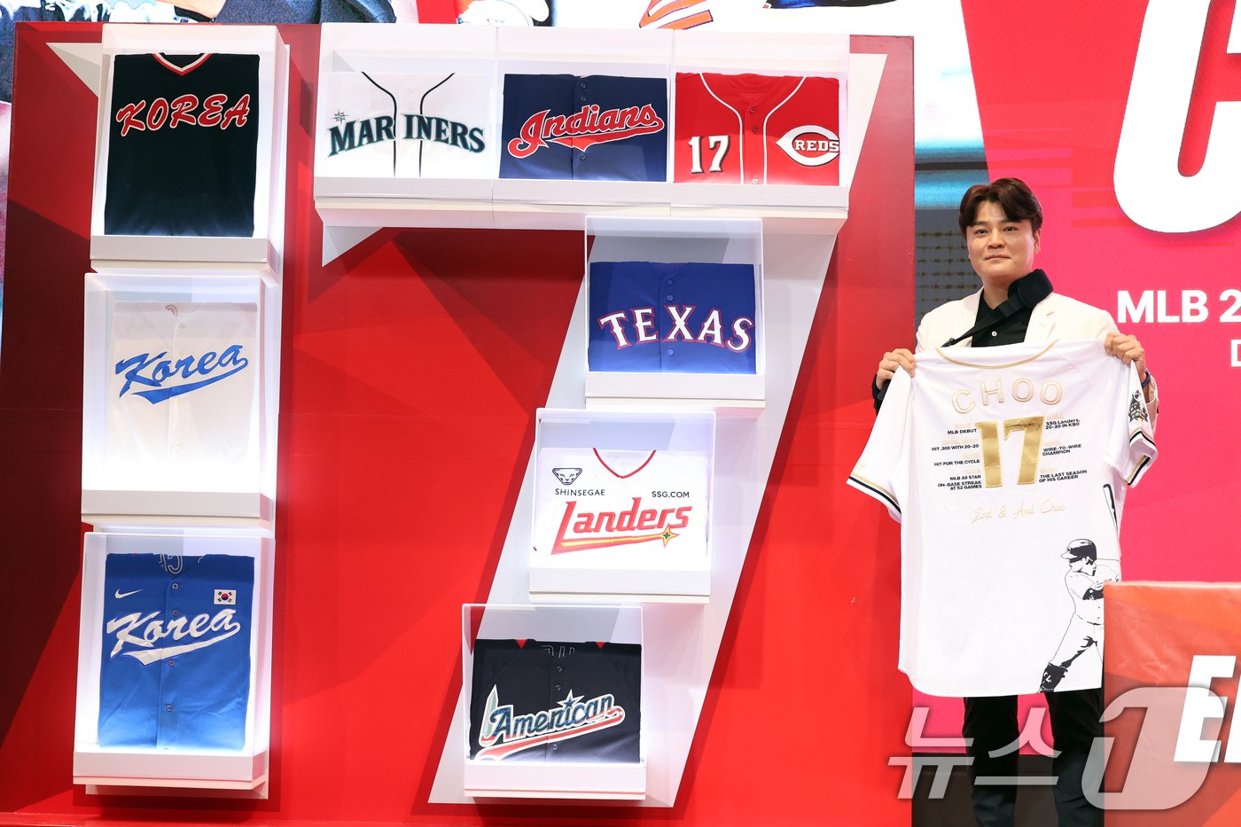 본문 이미지 - SSG 랜더스 추신수가 7일 오후 인천 연수구 경원재 앰배서더 호텔에서 열린 &#39;은퇴 기자회견&#39;에서 은퇴 기념유니폼과 함께 기념촬영을 하고 있다. 2024.11.7/뉴스1 ⓒ News1 황기선 기자